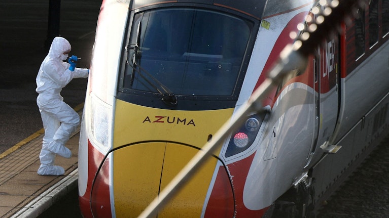 Samstag, 1. November, ein Hochgeschwindigkeitszug rast von York nach London. Plötzlich beginnt ein Mann wie verrückt auf Passagiere einzustechen. Es gibt mehrere Verletzte, einige davon lebensgefährlich, viele Spekulation, noch mehr Angst. Was man weiß, was nicht.