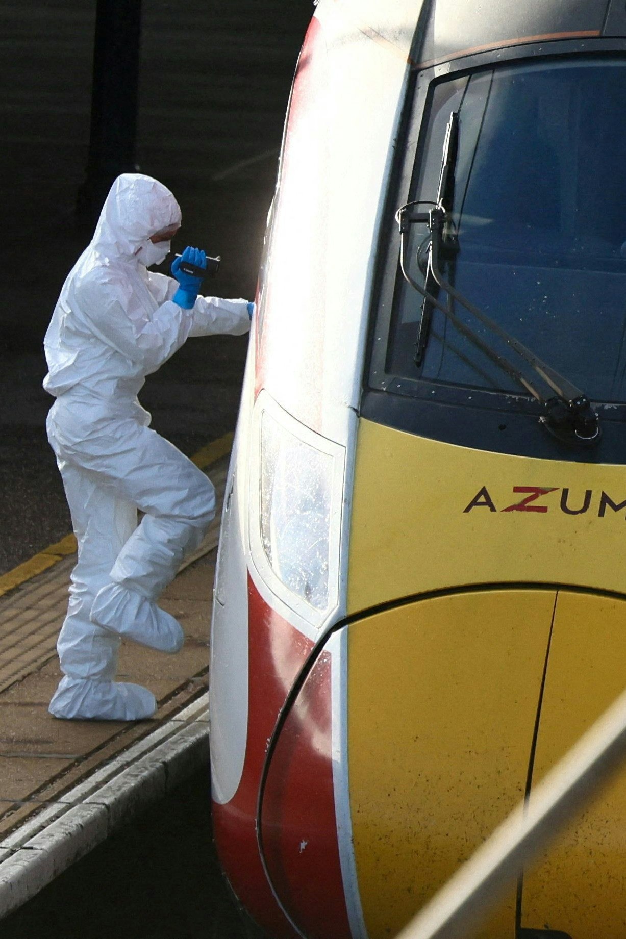 Ein Tatortermittler inspiziert den Zug der London North Eastern Railway (LNER), in dem ein Attentäter am Wochenende ein Blutbad mit elf Schwerverletzten angerichtet hat