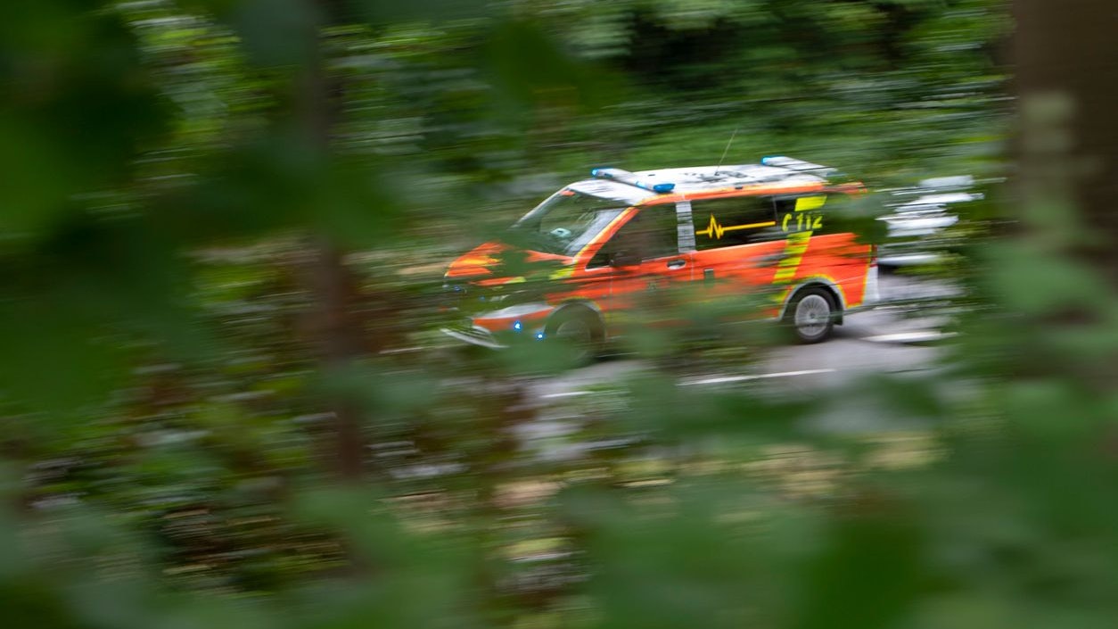 Heute.at - Mann rettet sich aus Autowrack und wird überfahren