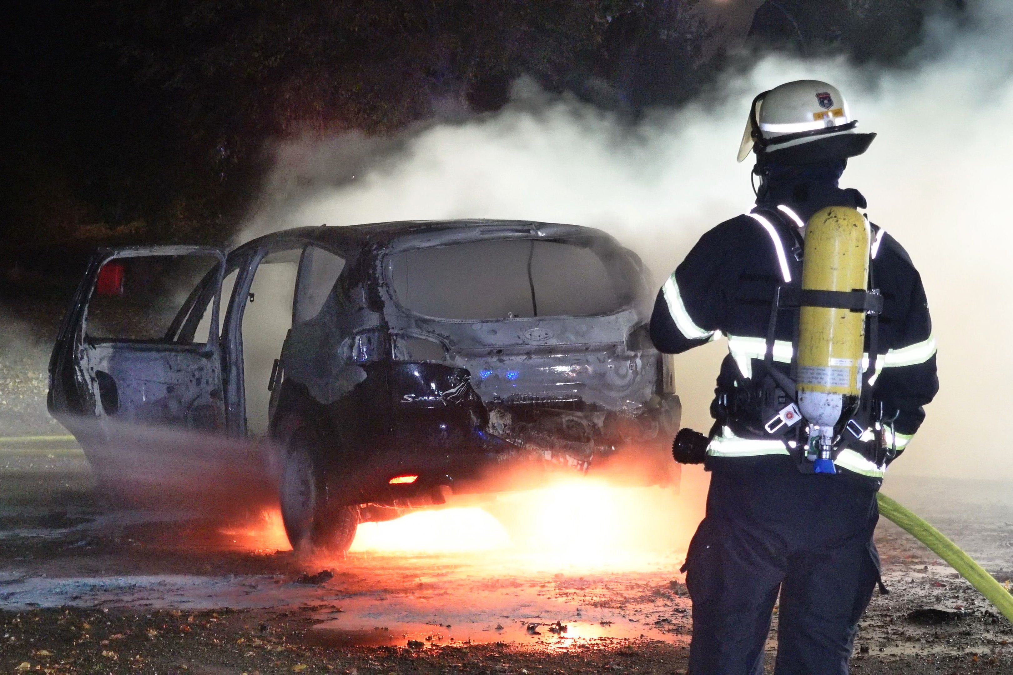 In Hamburg standen mehrere Fahrzeuge in Flammen. Darunter auch jenes von AfD-Politiker Bernd Baumann. Symbolbild