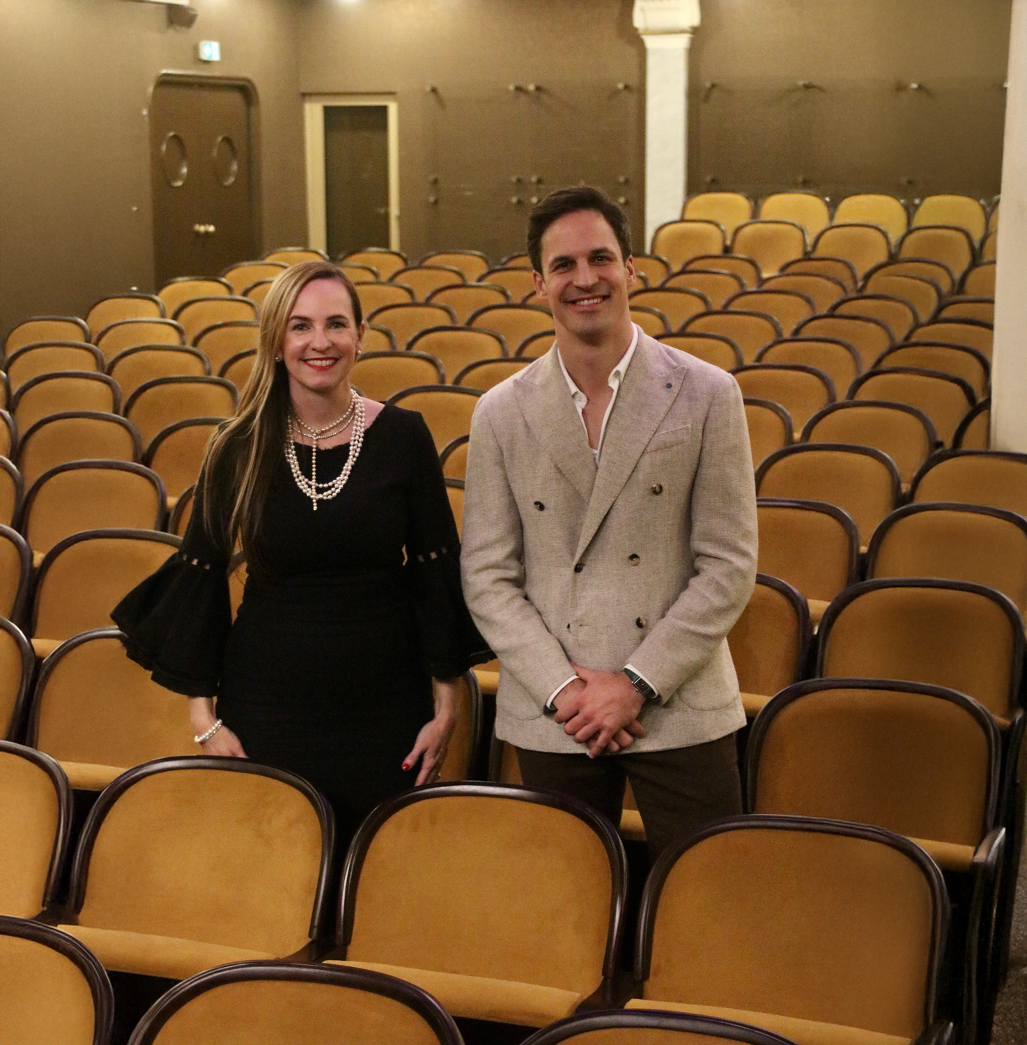 Maria Großbauer, Chefin des Stadttheaters Wiener Neustadt, begrüßt Andreas Ottensamer, der am 5. Dezember Mozarts Requiem dirgiert.