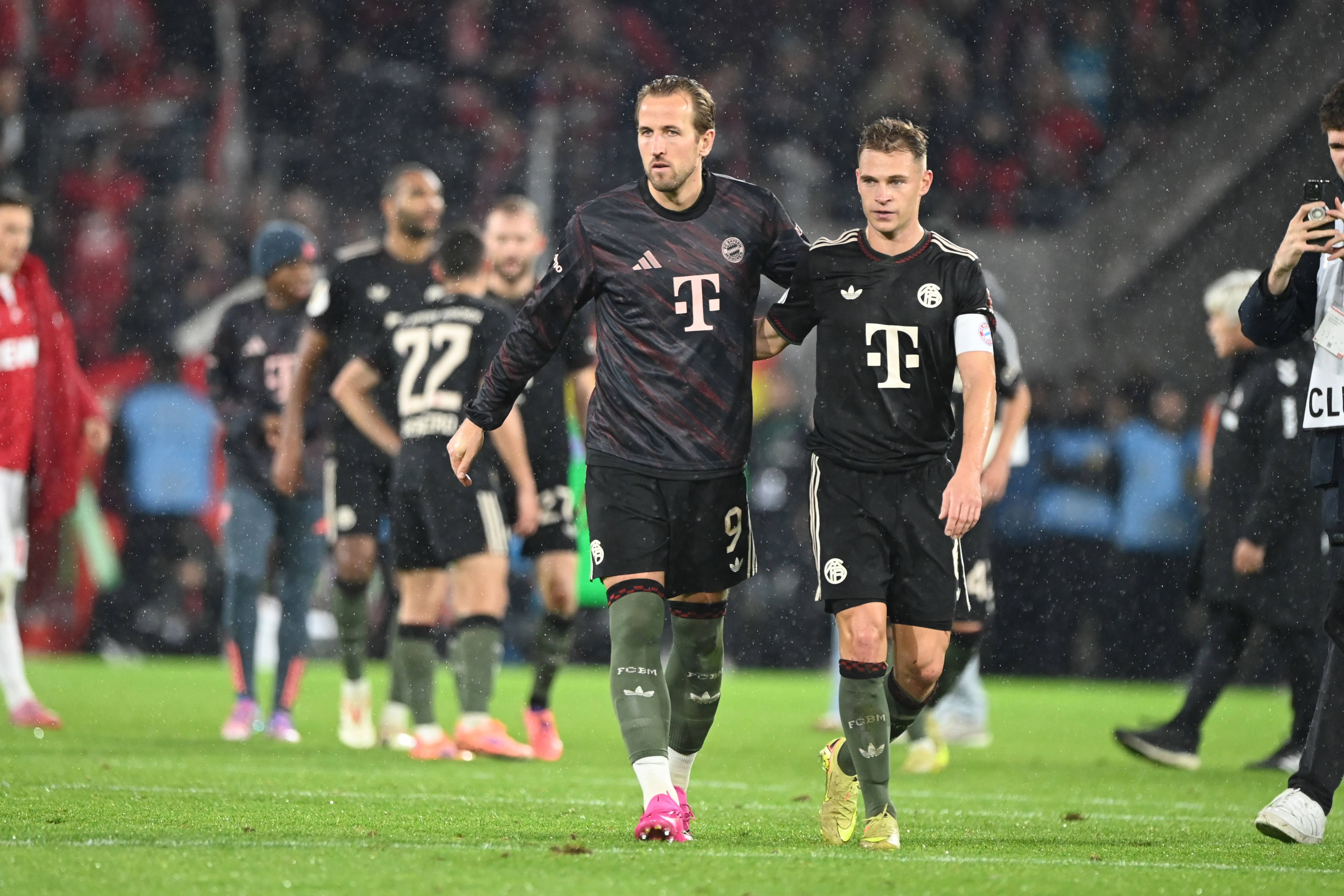 Harry Kane und Joshua Kimmich nach dem Spiel gegen Köln. 