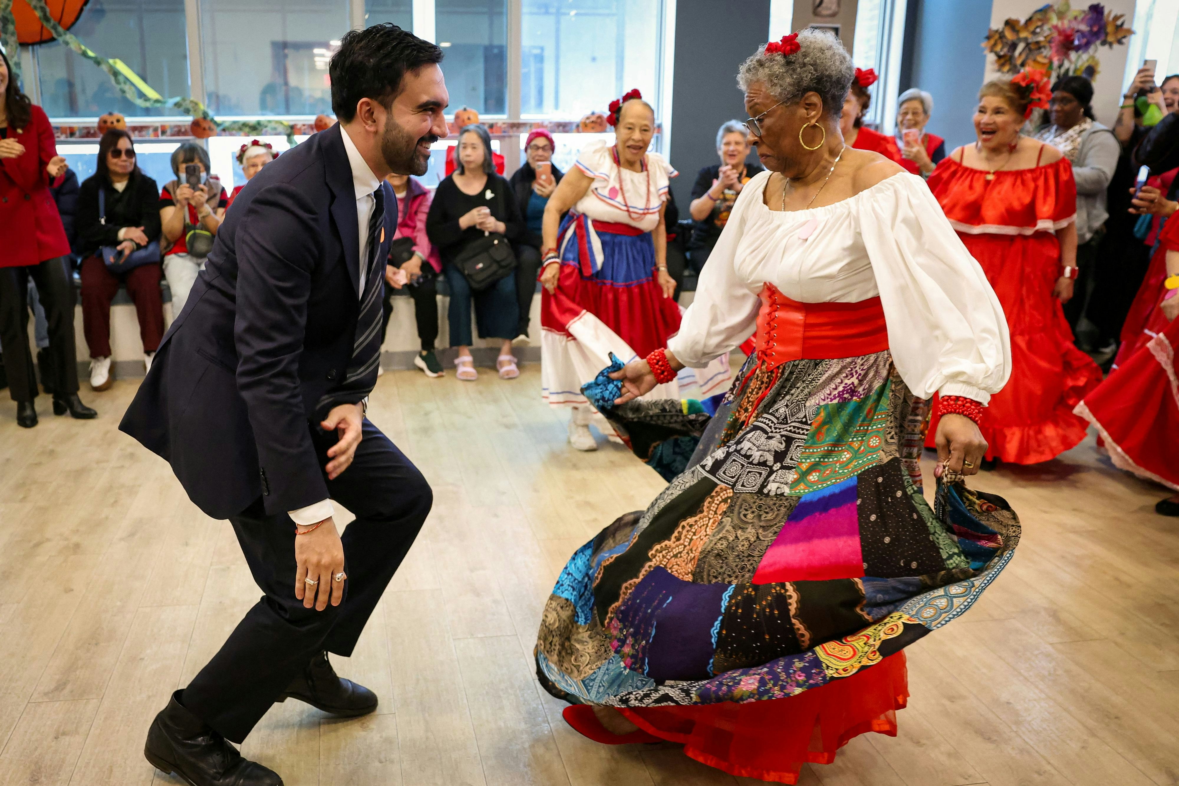 Showman Zohran Mamdani in einem Seniorenzentrum in Manhattan's Lower East Side