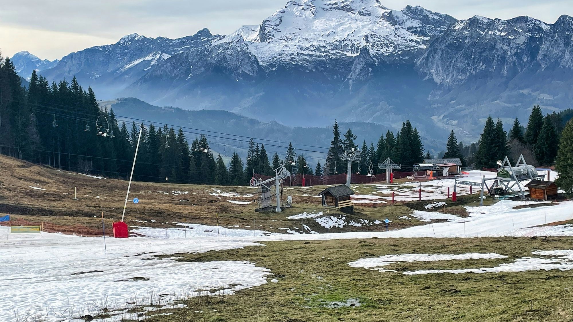 Heute.at - Zu wenig Schnee – Skigebiet baut Lifte ab