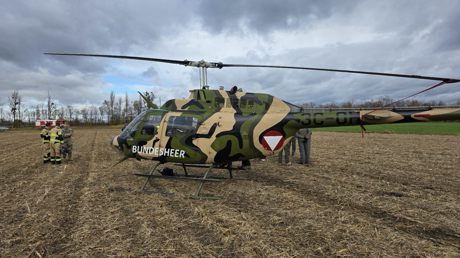 Bundesheer-Hubschrauber musste auf Feld notlanden.