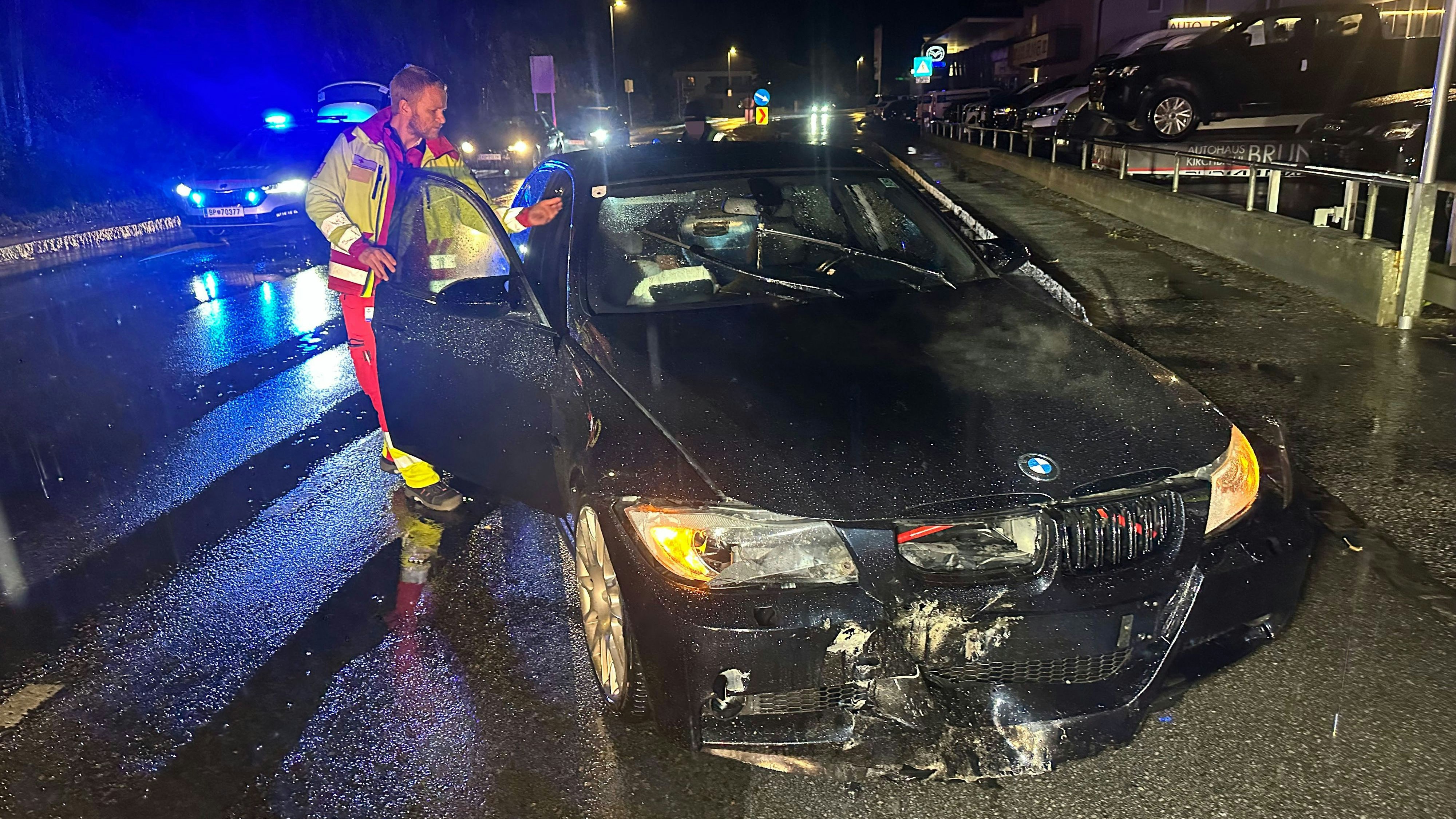 Heute.at - BMW-Lenker (17) donnert auf Straße in Felsbrocken