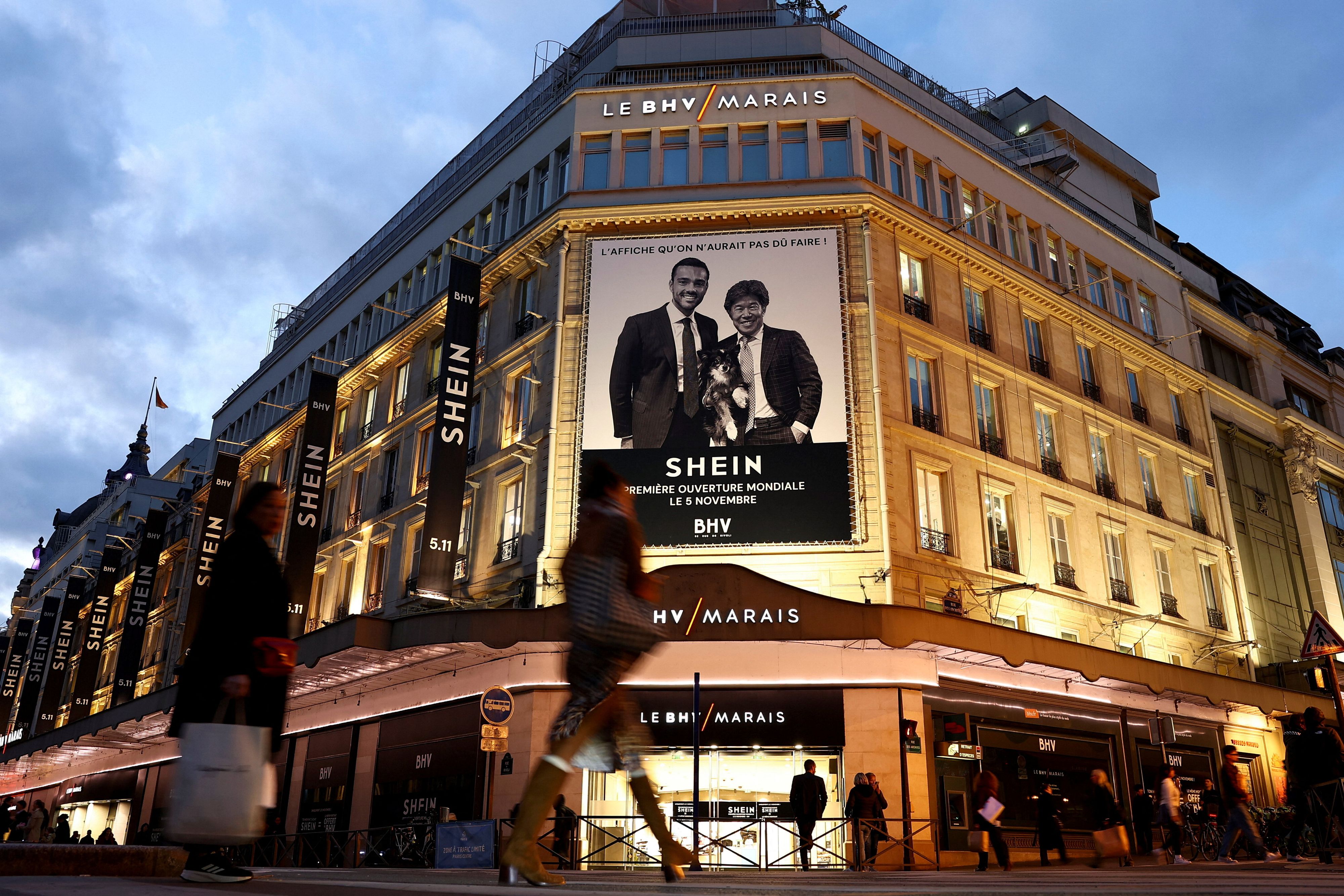 Der erste Shein-Store weltweit eröffnete am 5. November um 13 Uhr im Traditionskaufhaus BHV Marais in Paris. Auf der Fassade: Shein-CEO Donald Tang (r. auf dem Plakat)