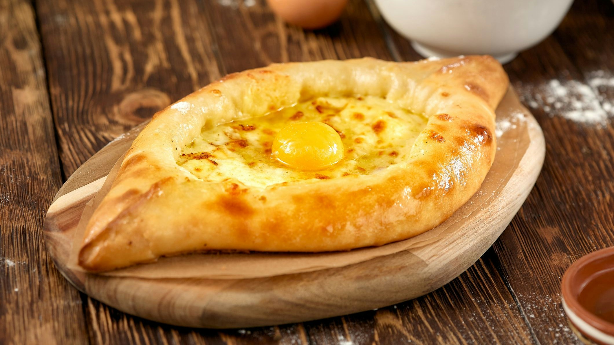 Das Chatschapuri stammt aus Georgien und besteht aus Hefeteig und einer Füllung aus Ei und Käse.