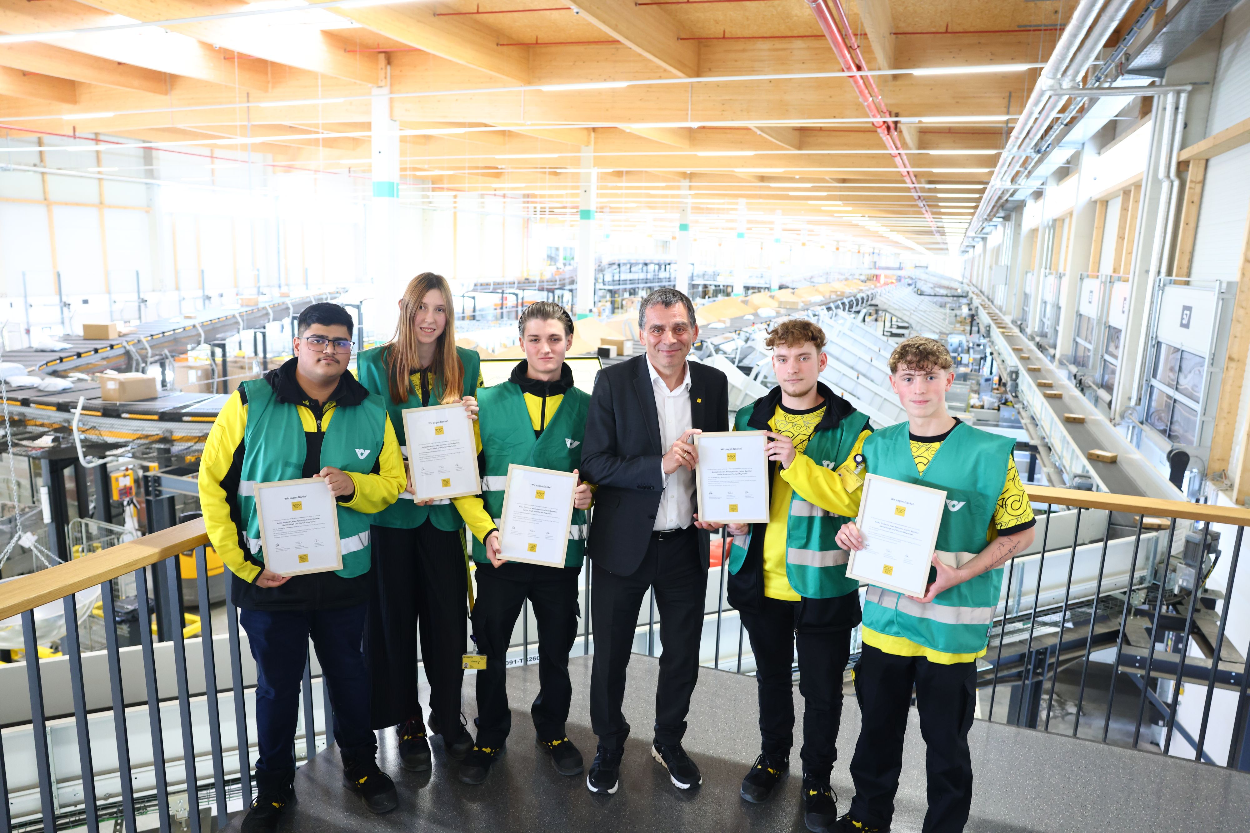 Heute.at - Lässig! Lehrlinge leiten Logistikzentrum der Post