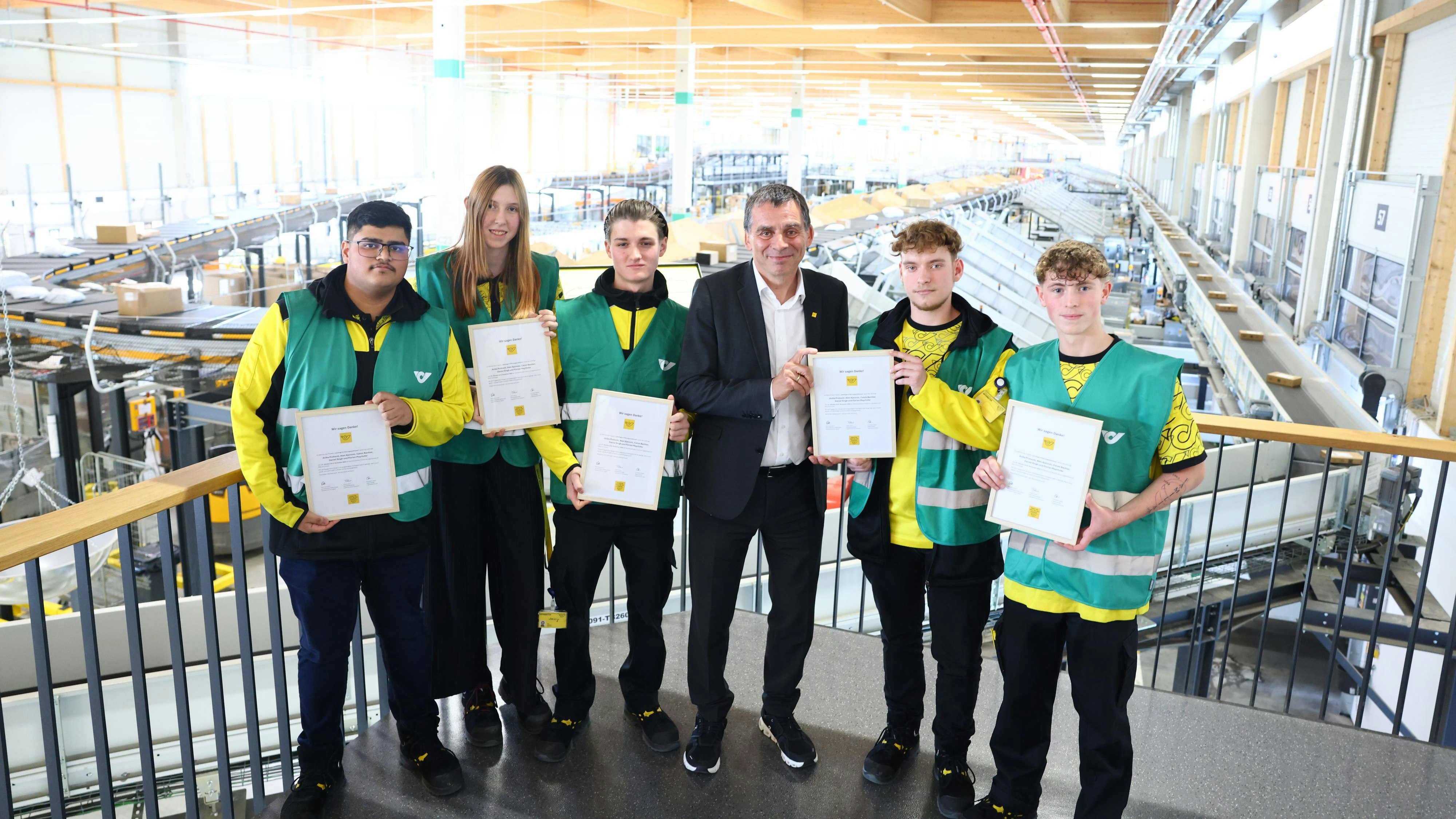 Heute.at - Lässig! Lehrlinge leiten Logistikzentrum der Post