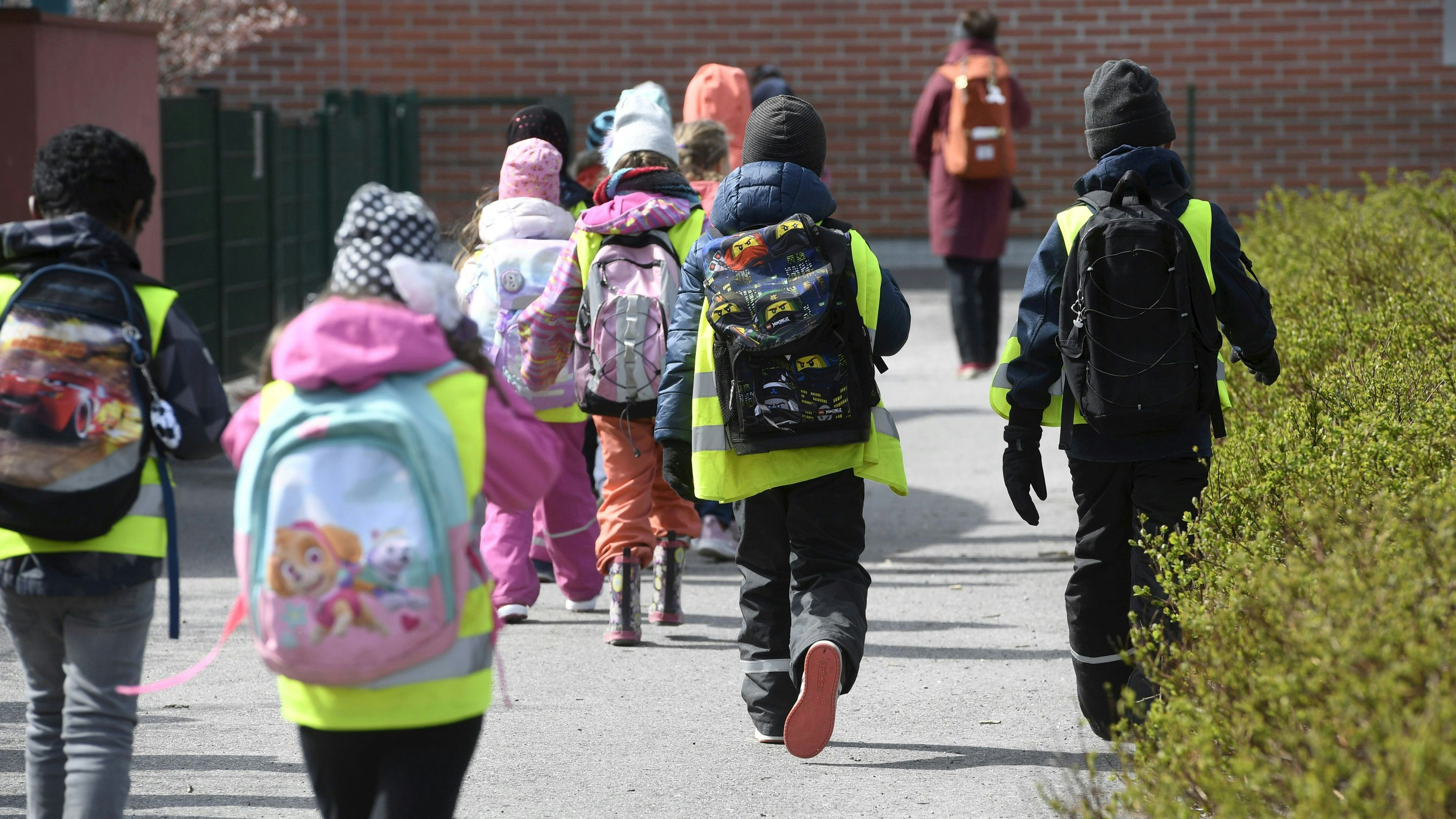 Kinder aller Altersstufen gehen allein zu Fuß oder mit dem Fahrrad zur Schule, die lernen das in Kursen