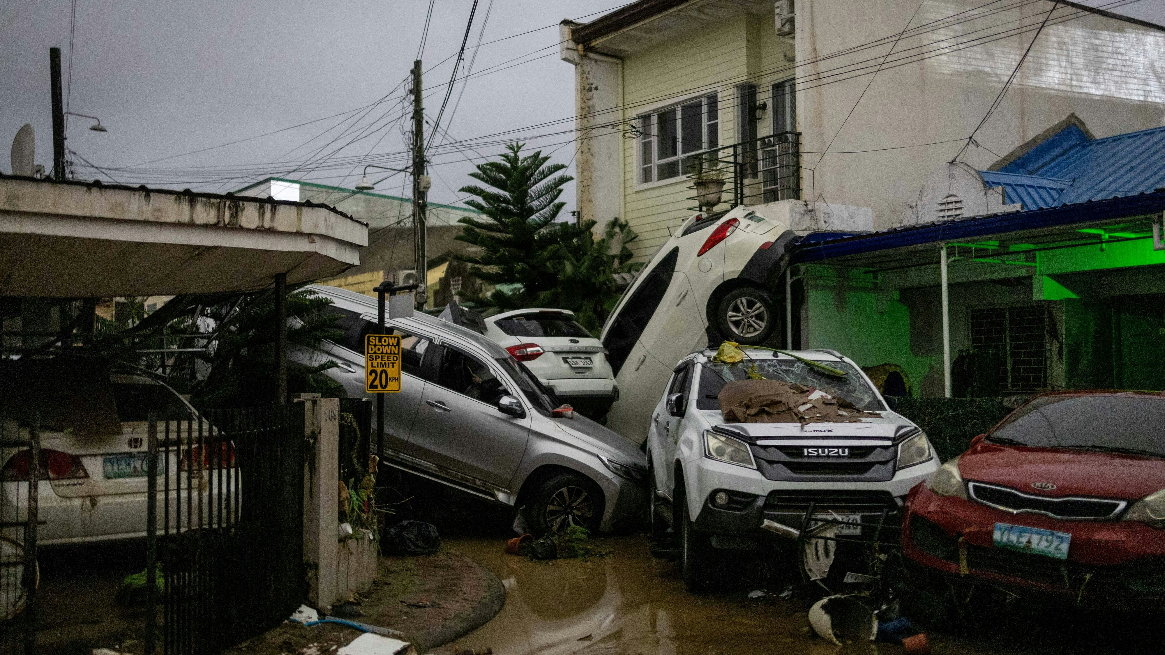 Heute.at - Tod und Chaos auf Trauminseln durch Taifun Kalmaegi
