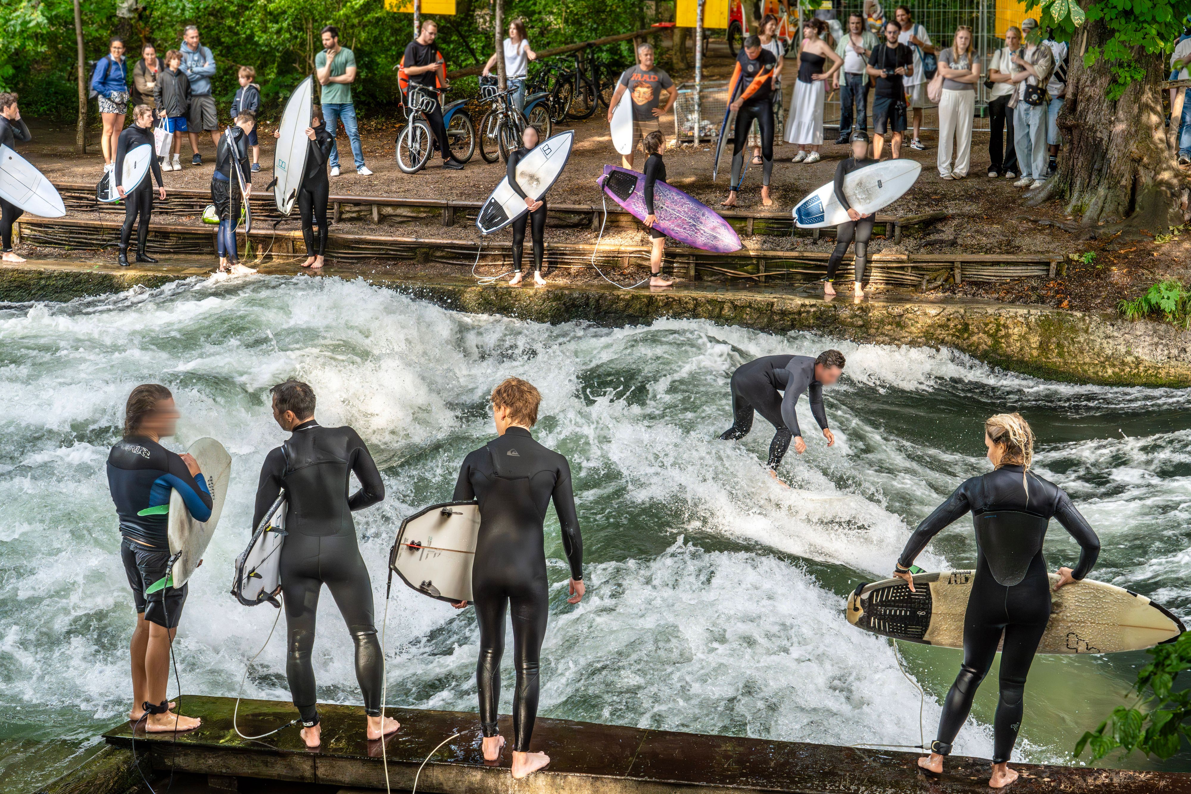 Seit 40 Jahren ist die Eisbachwelle für Surfer geöffnet. 