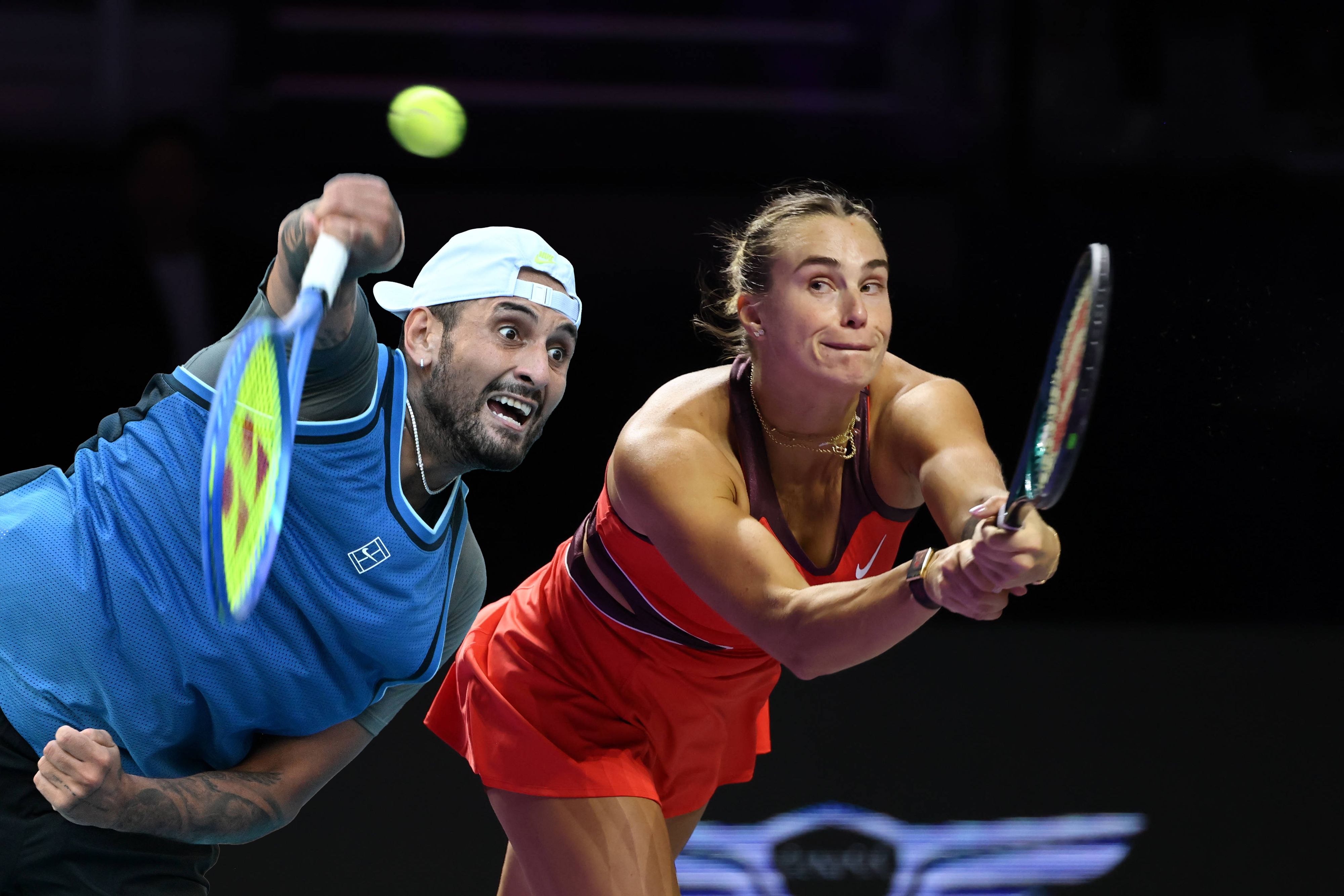 Aryna Sabalenka (r.) nimmt es mit Nick Kyrgios auf.