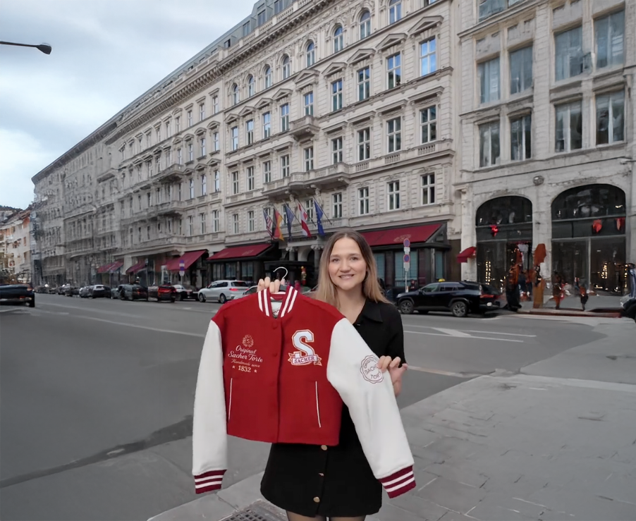 TikTokerin Lena Lind designte eine Jacke ganz im Stil des Hotel Sacher.