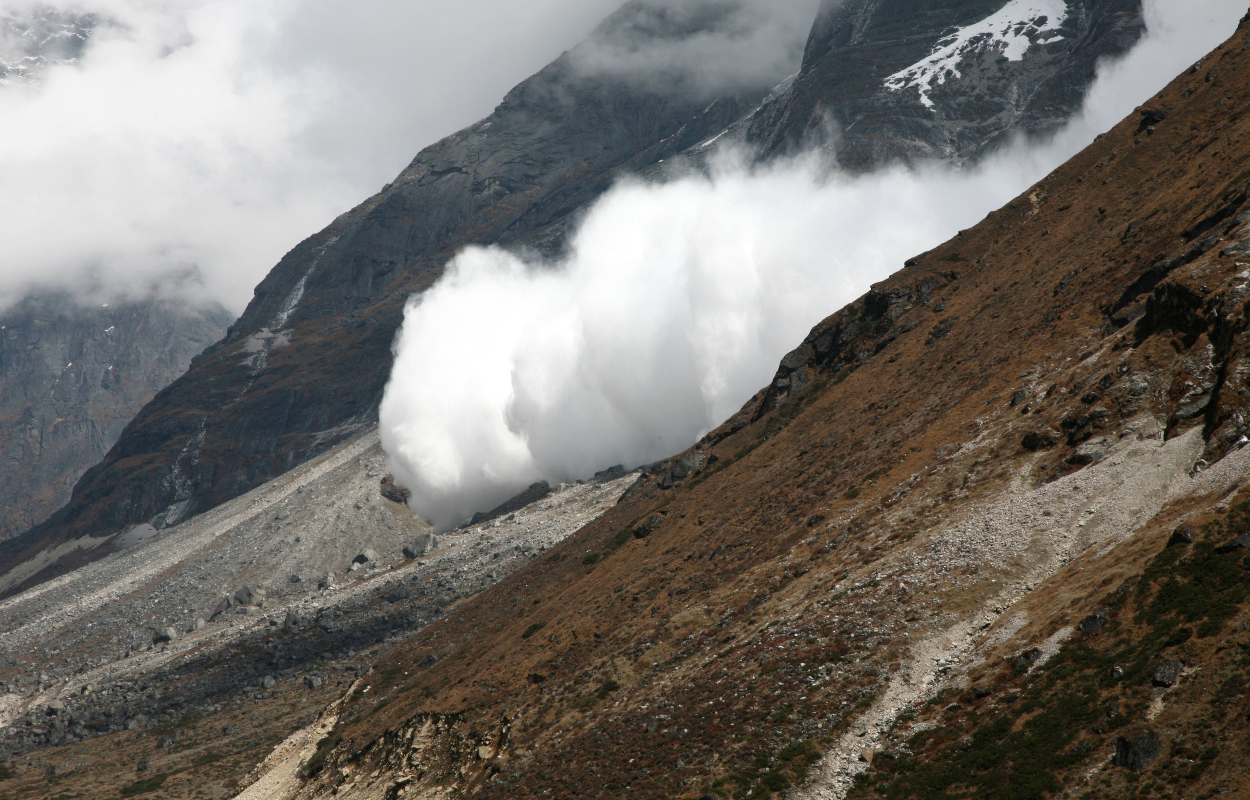 Eine Lawine erfasst im Himalaya-Gebirge das Basislager einer Bergsteigergruppe. (Symbolbild)