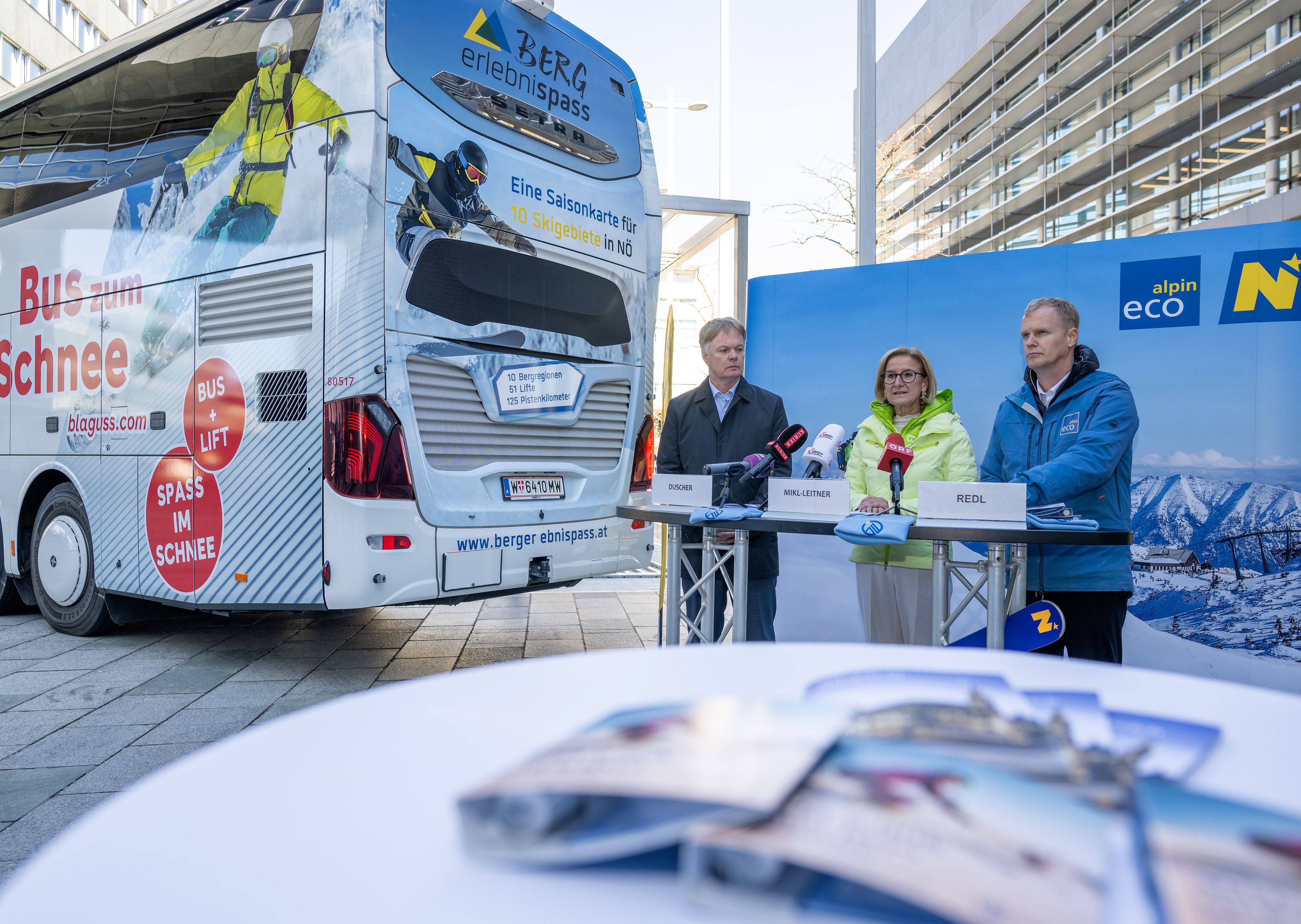 Bei der Pressekonferenz zur kommenden Wintersaison (v.l.n.r.): Niederösterreich Werbung Geschäftsführer, Michael Duscher, Landeshauptfrau Johanna Mikl-Leitner und ecoplus Alpin Geschäftsführer, Markus Redl.