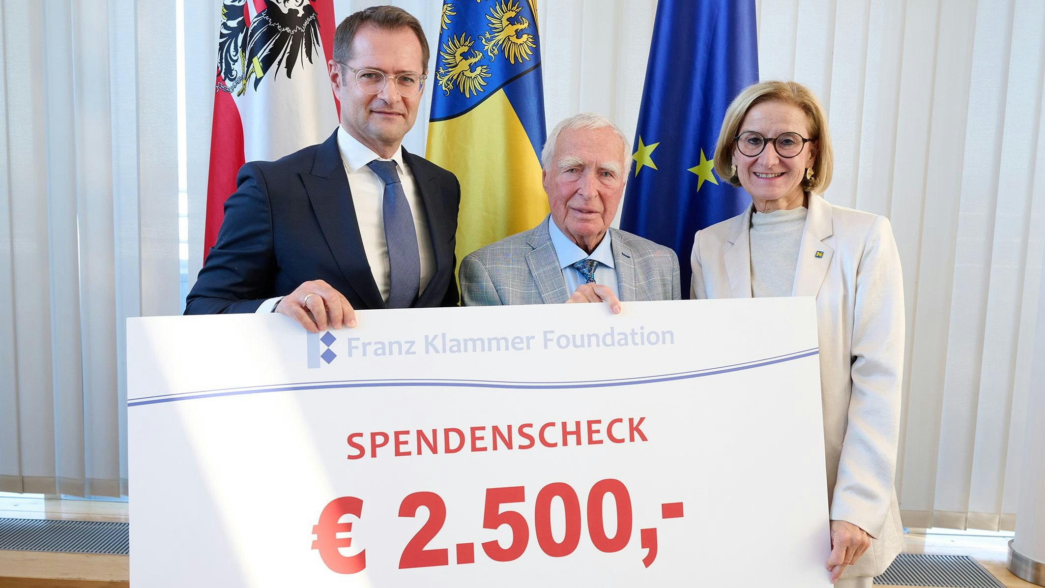 Christoph Schuh, Generalsekretär der Franz Klammer Foundation mit dem Geburtstagsscheck, Jubilar Gunnar Prokop und Landeshauptfrau Johanna Mikl-Leitner (v.l.n.r.)