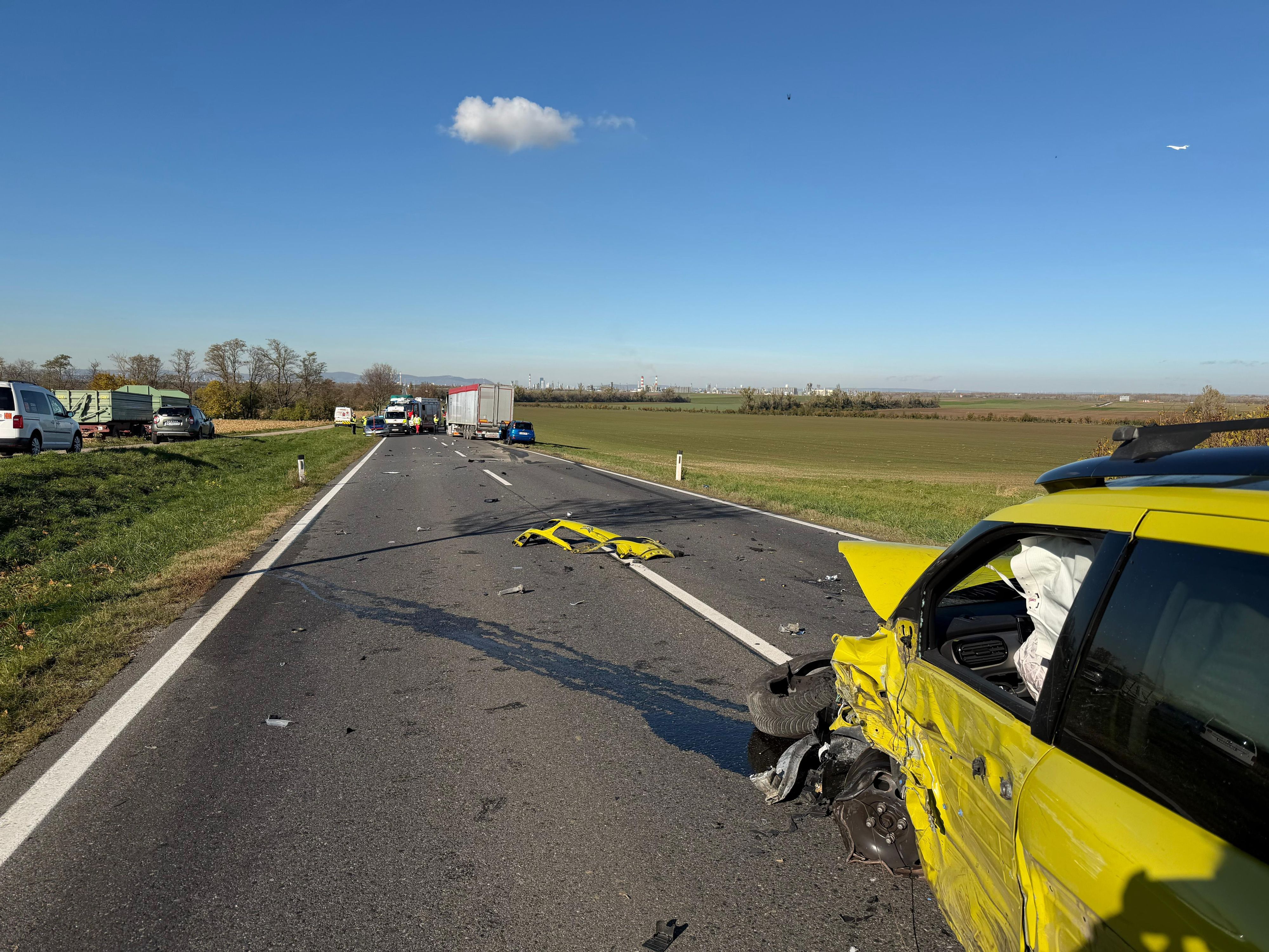 Zwei Pkw und ein Lkw krachten zusammen