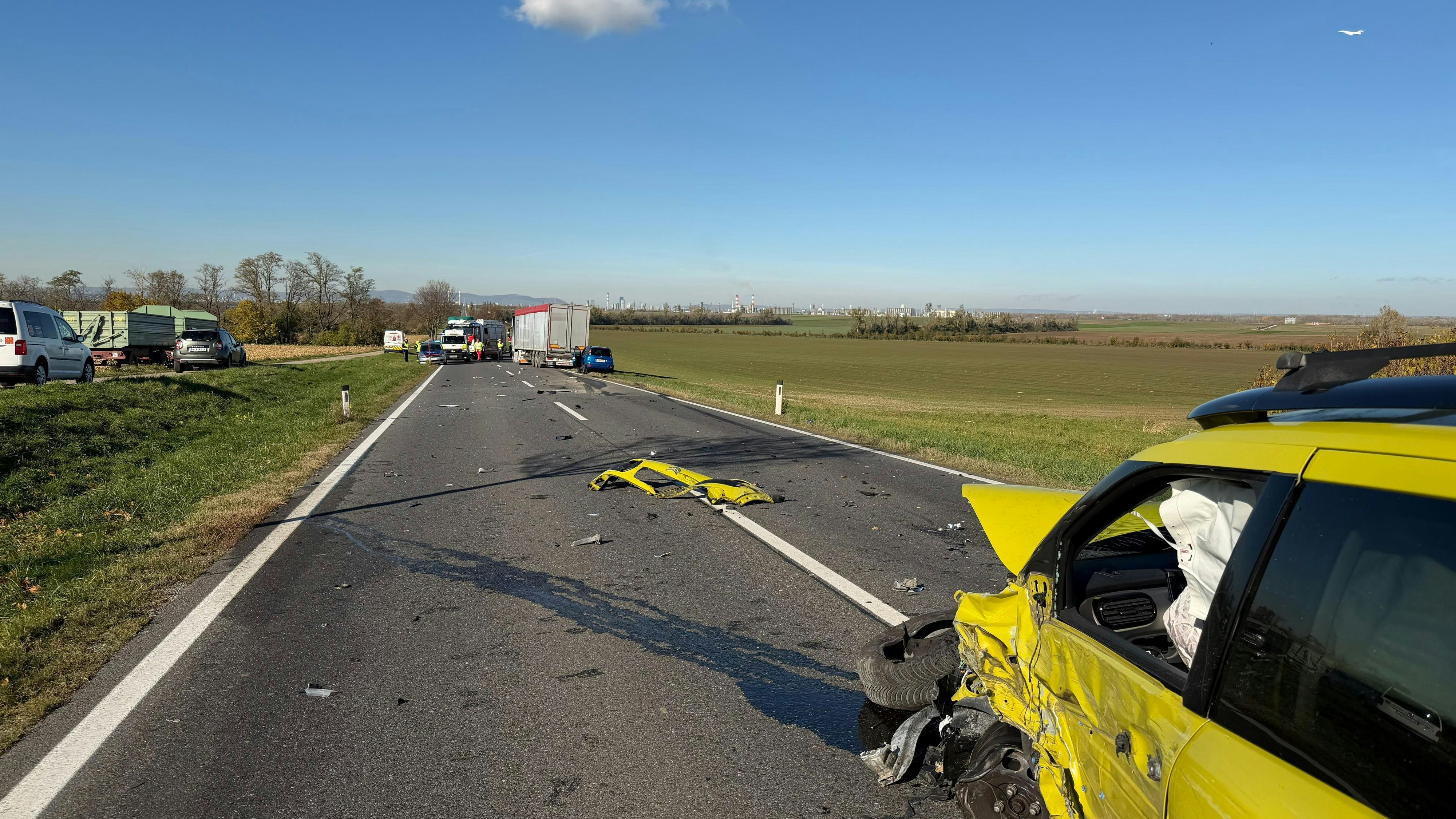 Heute.at - Heftiger Crash – zwei Pkw und Lkw krachten zusammen