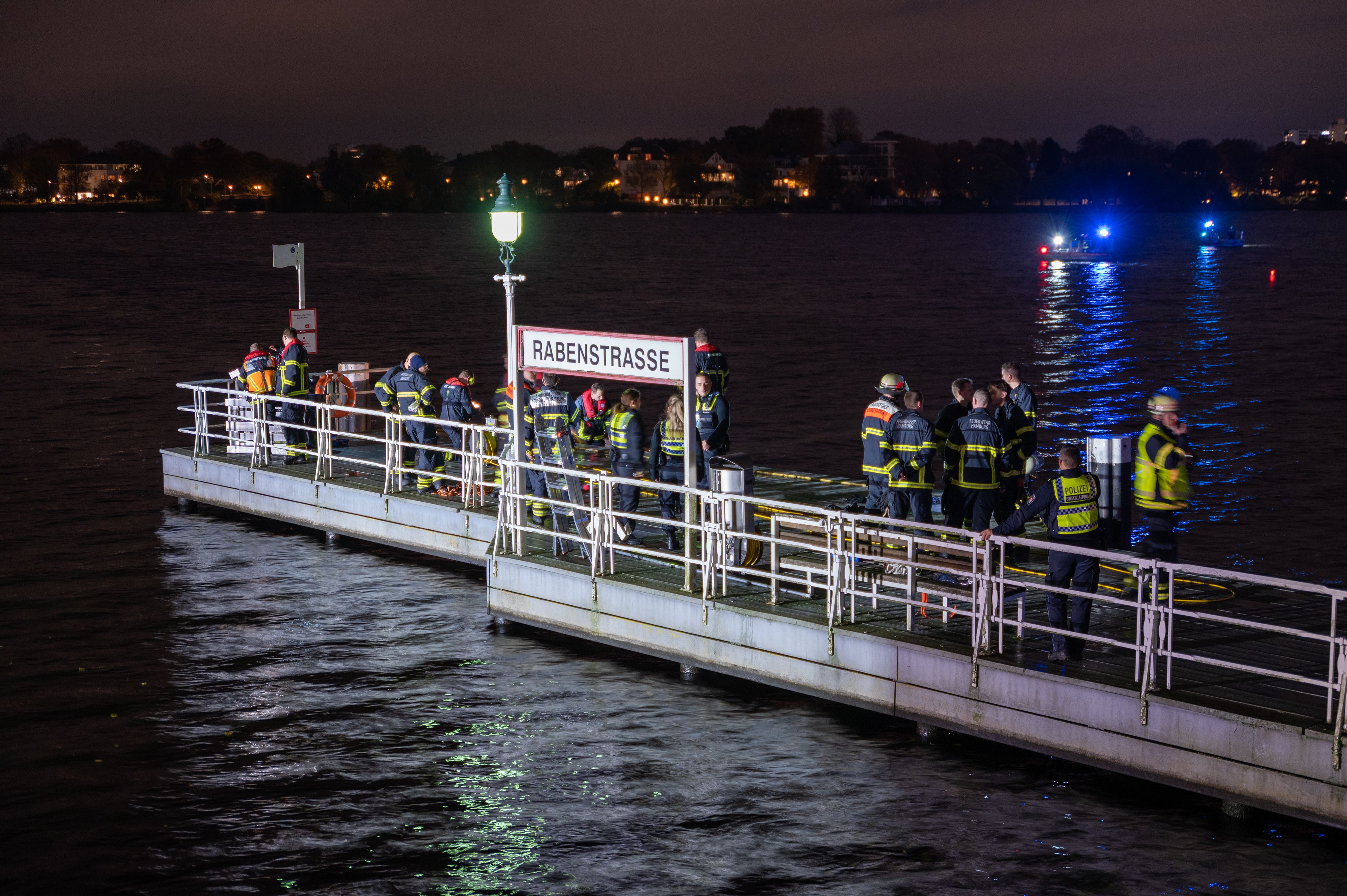 Die Suche mit Booten, Drohne und Tauchern wurde in der Nacht eingestellt.