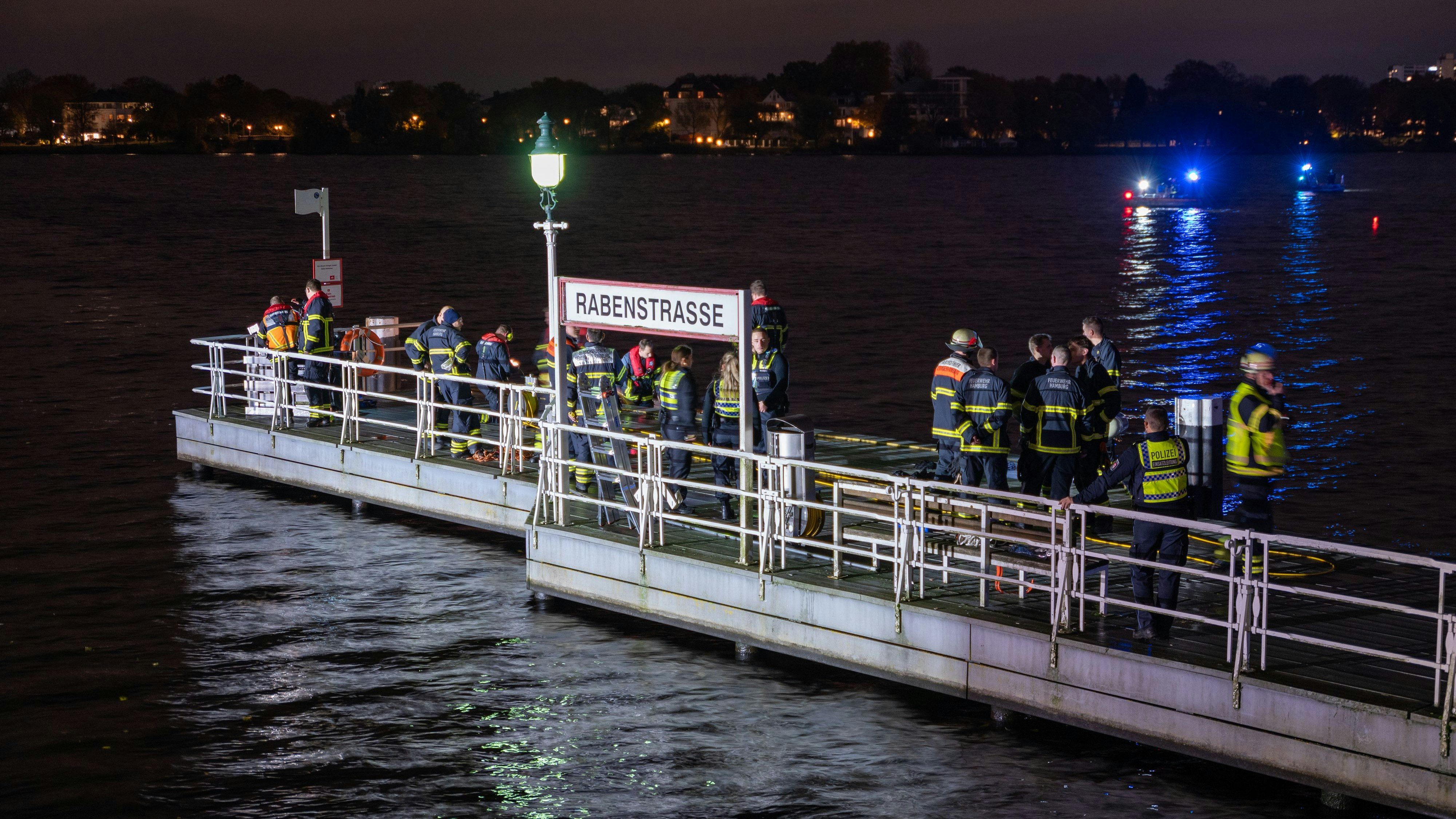 Heute.at - Polizisten springen in der Nacht in eiskalte Alster