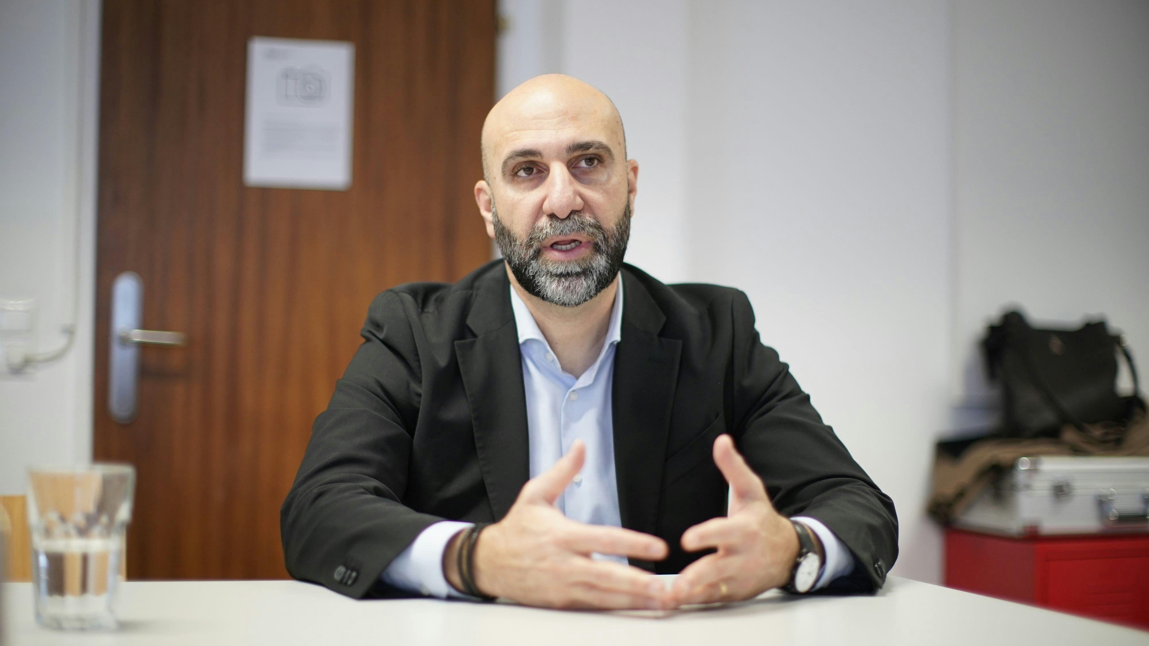 Das geplante Kopftuchverbot für Schülerinnen unter 14 hält Mansour für absolut richtig.