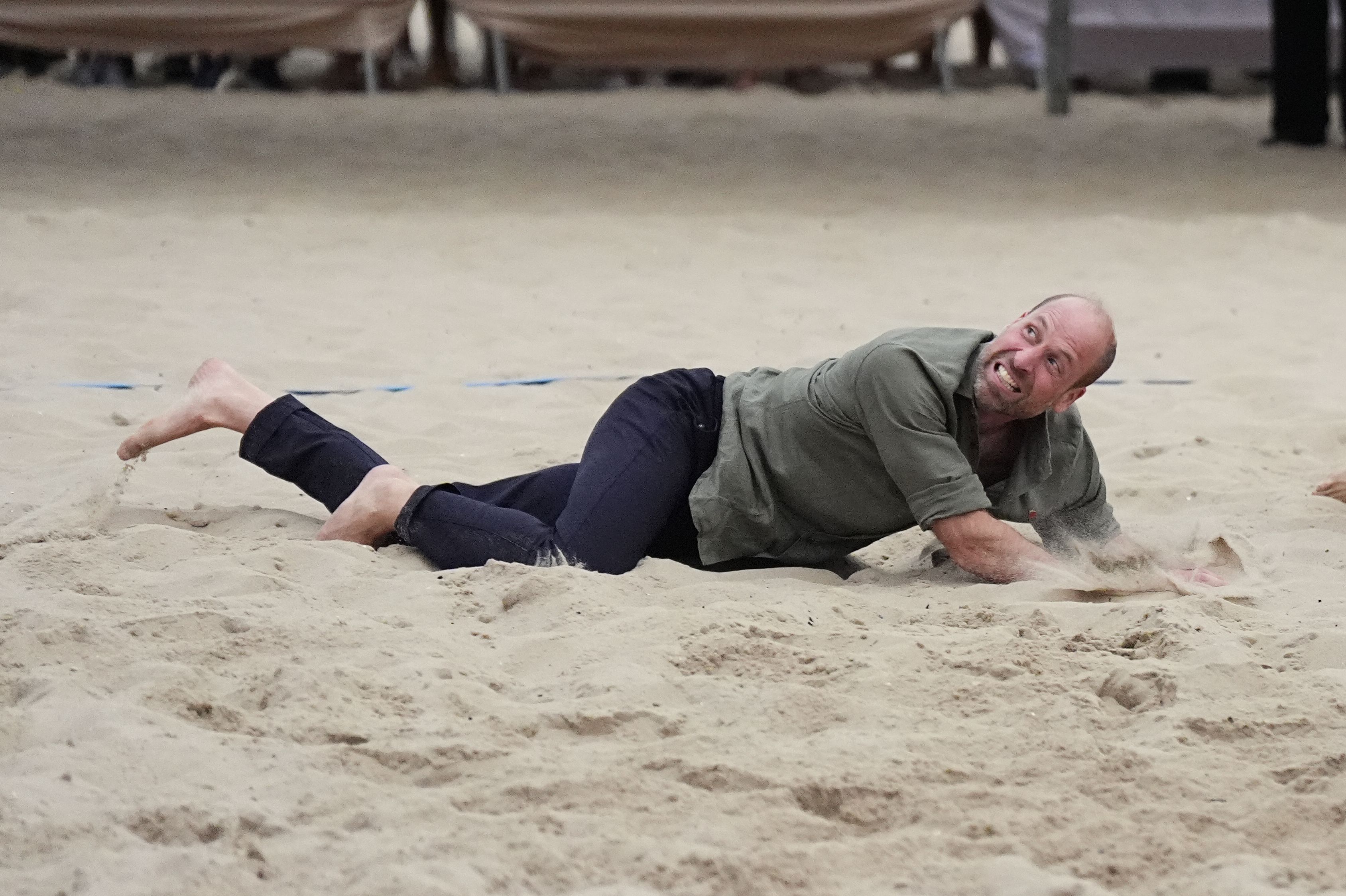 Der Prinz war sich nicht zu schade, im Sand zu landen.