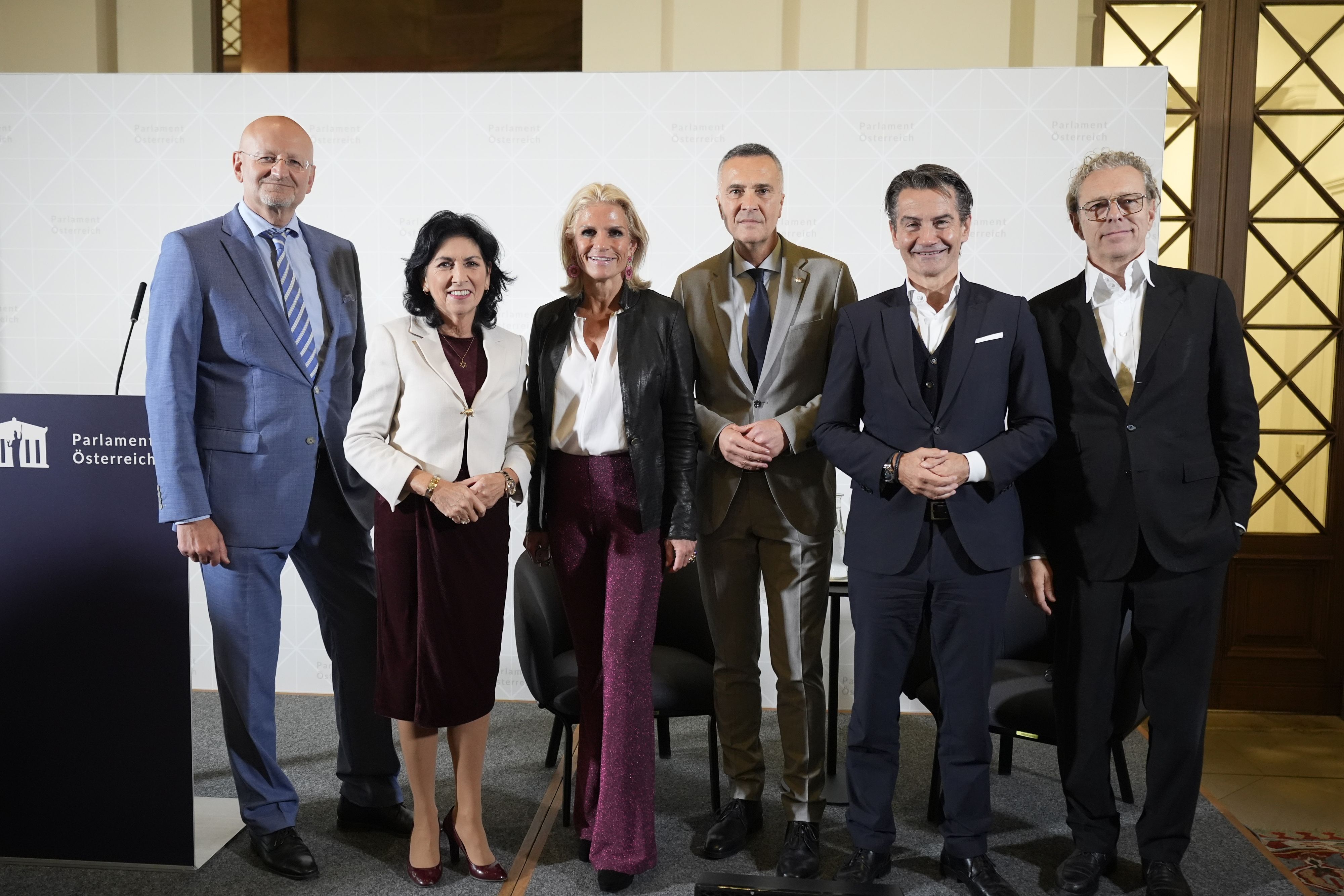 (v.l.) Peter Schöber (ORFIII), Danielle Spera, Katrin Zierhut (ORFIII), Karl-Heinz Grundböck (Sprecher der Parlamentsdirektion), Roland Weißmann (ORF-Generaldirektor) und Heinz Lederer (ORF-Stiftungsrat)