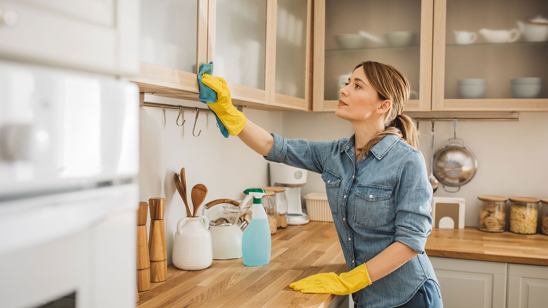 Viele vergessen beim Putzen auch über Griffe und Schalter zu wischen.