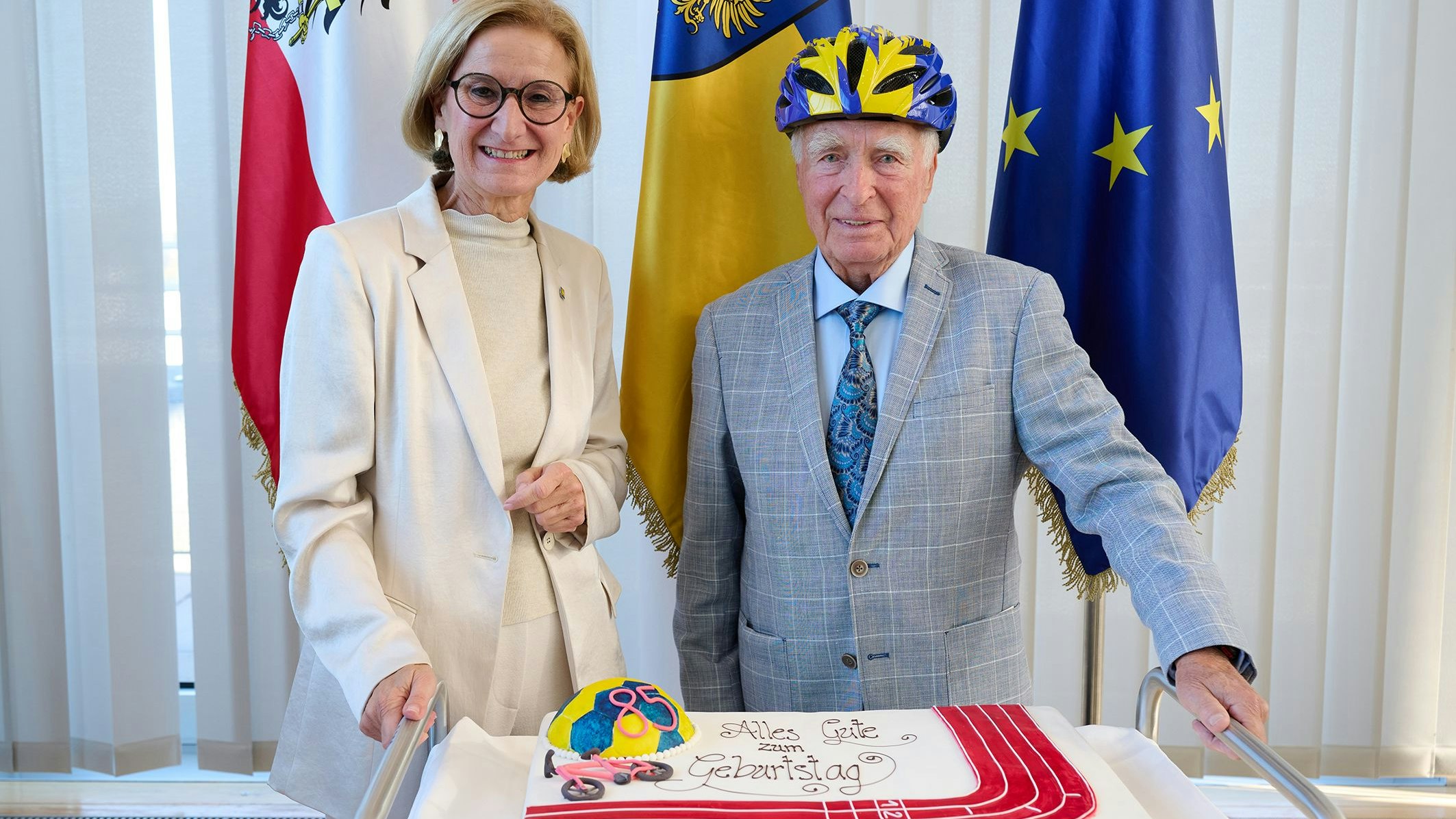 Heute.at - Landeschefin ehrt Gunnar Prokop mit Gläsernem Leopold