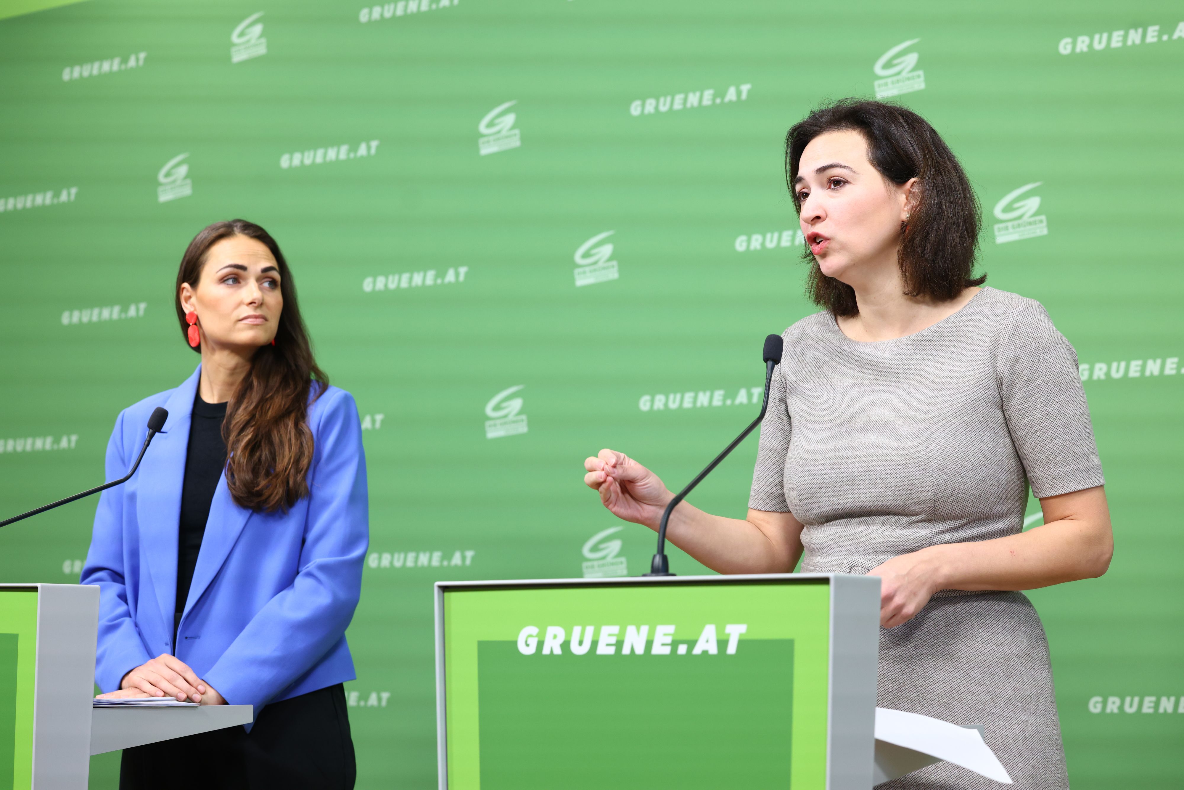 Im Rahmen einer Pressekonferenz bekräftigten die Grün-Politikerinnen Barbara Neßler und Alma Zadic ihre Forderungen nach dem Ausbau von Kinderbetreuungsplätzen in Österreich. 