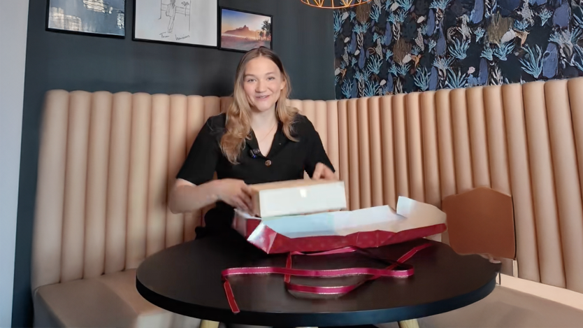 Siehe da – Lenas Jacke handelte ihr eine gratis Torte ein!