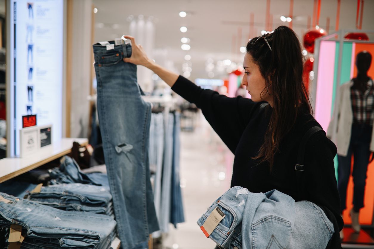 Beim Jeans-Shopping lohnt es sich, Zeit zu investieren.