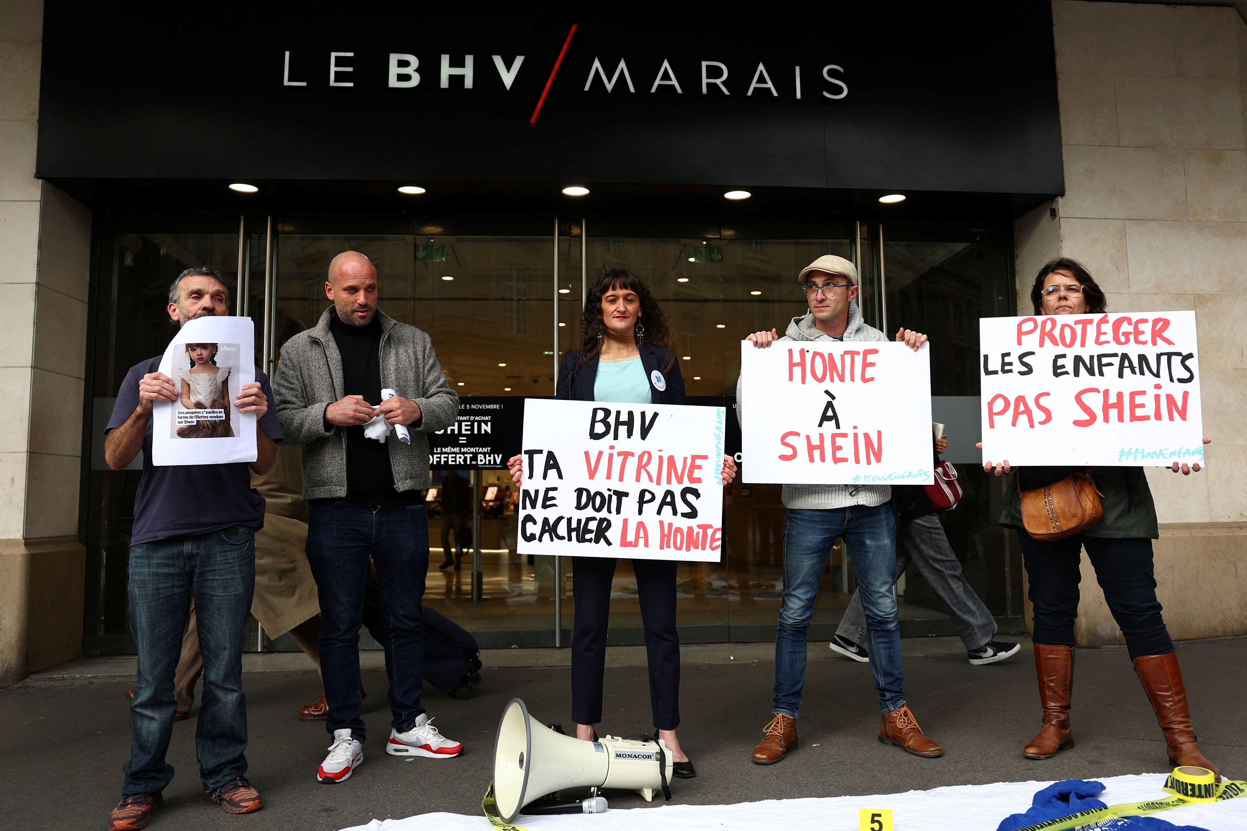 Eine Gruppe von Aktivisten protestiert vor dem Kaufhaus gegen den Verkauf von Kinder-Sexpuppen