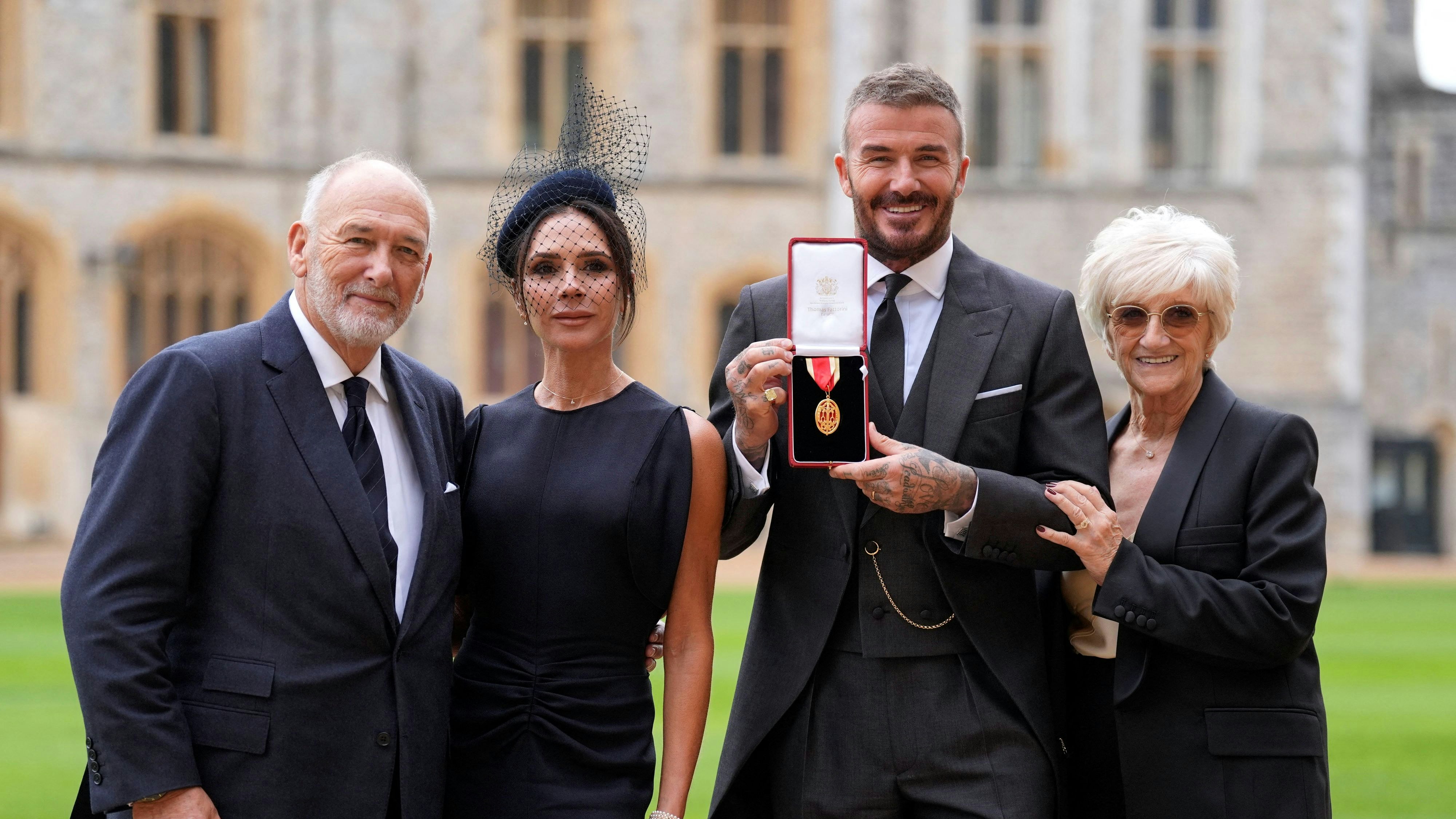 David Beckham wurde an seinem großen Tag von seiner Frau Victoria und seinen Eltern begleitet.