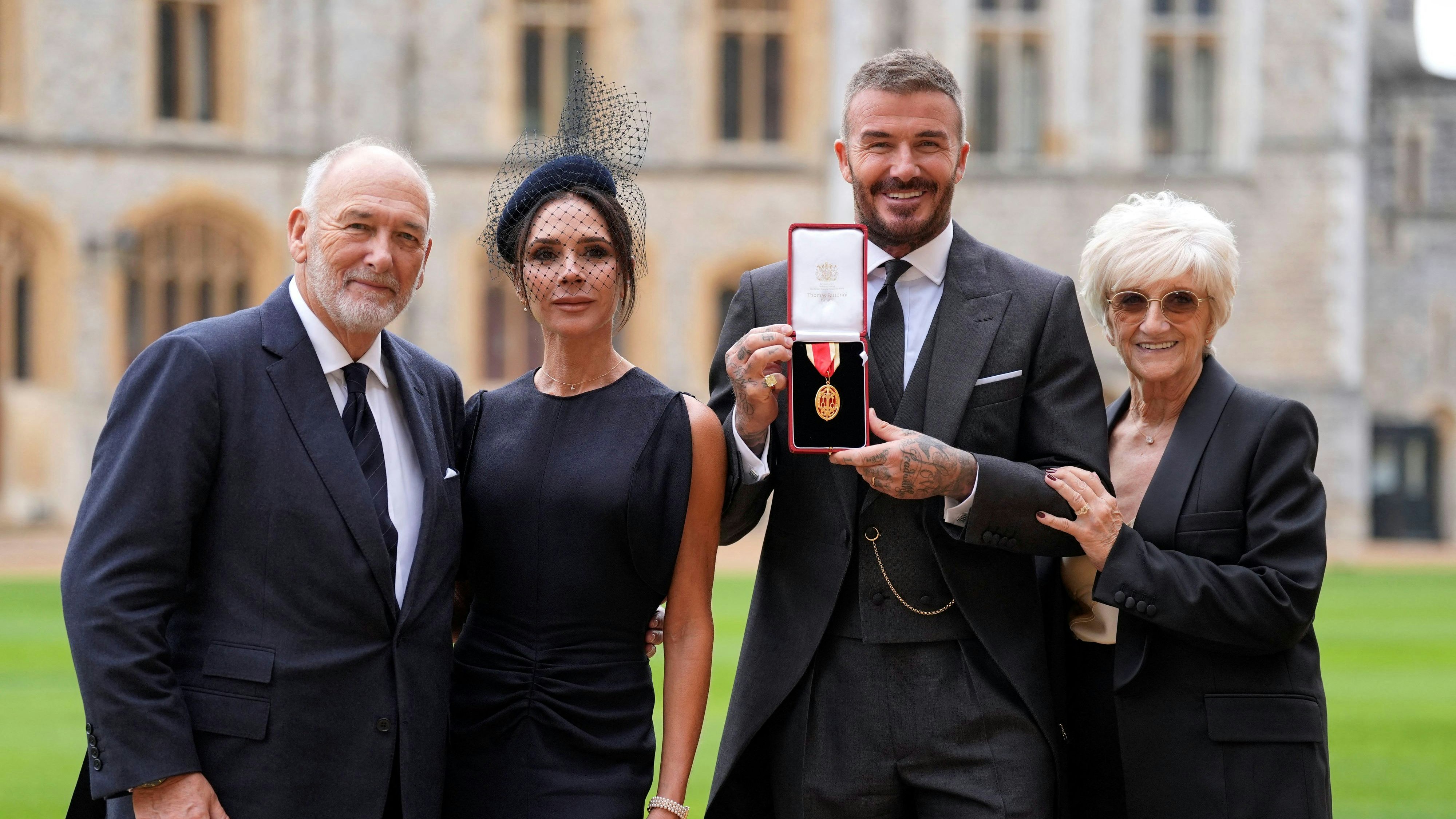 David Beckham wurde an seinem großen Tag von seiner Frau Victoria und seinen Eltern begleitet.