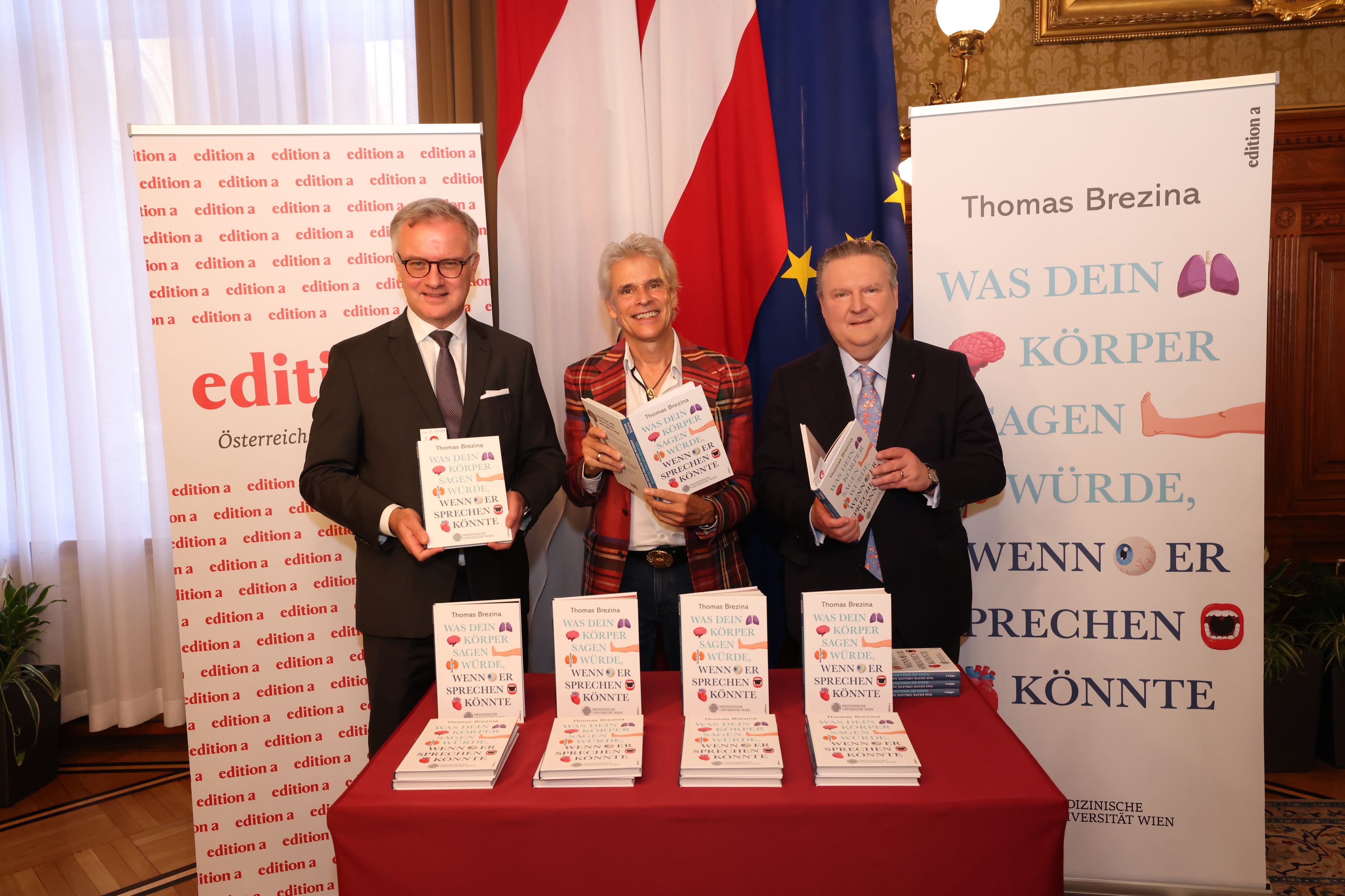 Bei der Präsentation stellten Thomas Brezina, Prof. Dr. Markus Müller (l.), Rektor der MedUni, und Wiens Bürgermeister Michael Ludwig (r.) das Buch gemeinsam vor.