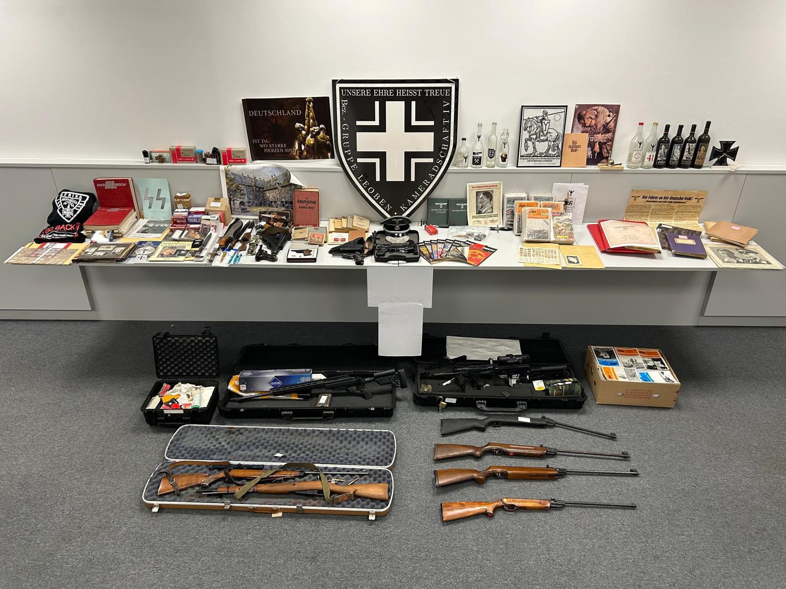 Bei einer Hausdurchsuchung durch Beamte des Landesamts Staatsschutz und Extremismusbekämpfung (LSE) wurden zahlreiche nationalsozialistische Devotionalien sichergestellt.