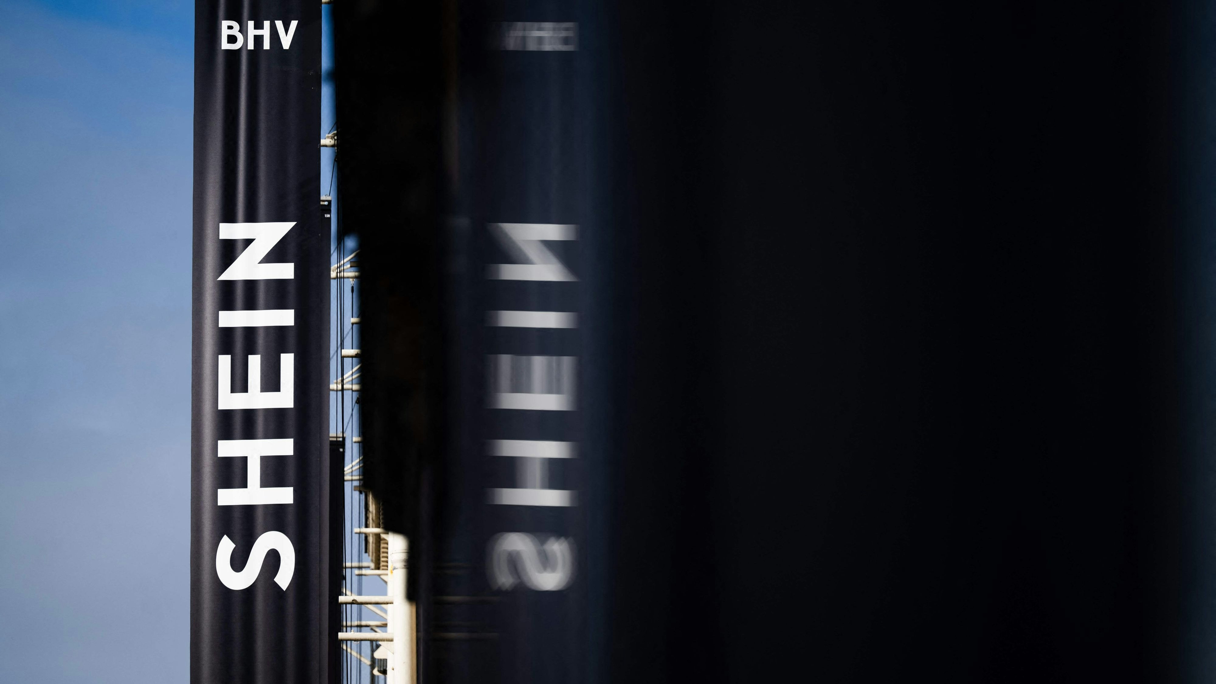 Die Fassade des Bazar de l'Hotel de Ville (BHV) in Paris ist mit riesigen Werbeplakaten versehen