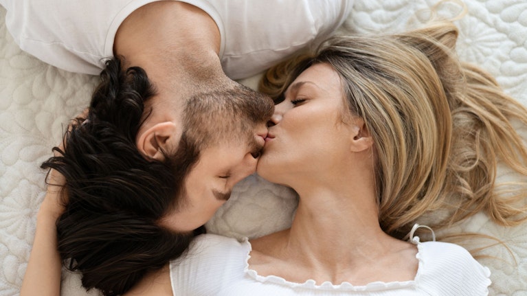 Dating-Plattformen stürzen in der Beliebtheit von Userinnen und Usern rasant ab. Nun setzen Tinder, Hinge oder Bumble bei der Suche nach dem perfekten Partner verstärkt auf künstliche Intelligenz. Wird KI Dating-Apps verbessern – oder sogar verschlechtern?