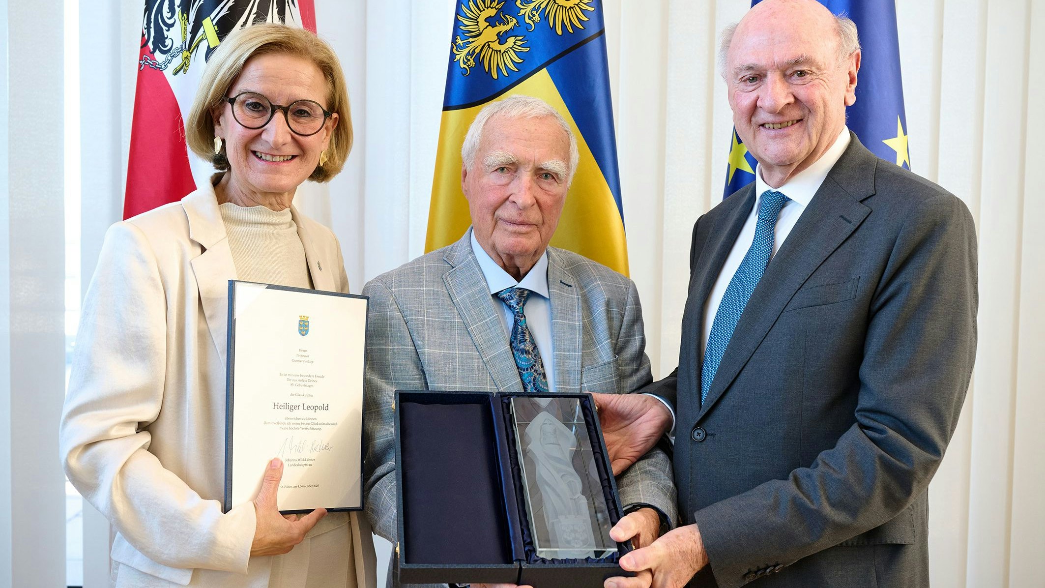 Landeshauptfrau Johanna Mikl-Leitner, Jubilar Gunnar Prokop mit dem Gläsernen Leopold und Landeshauptmann a.D. Erwin Pröll