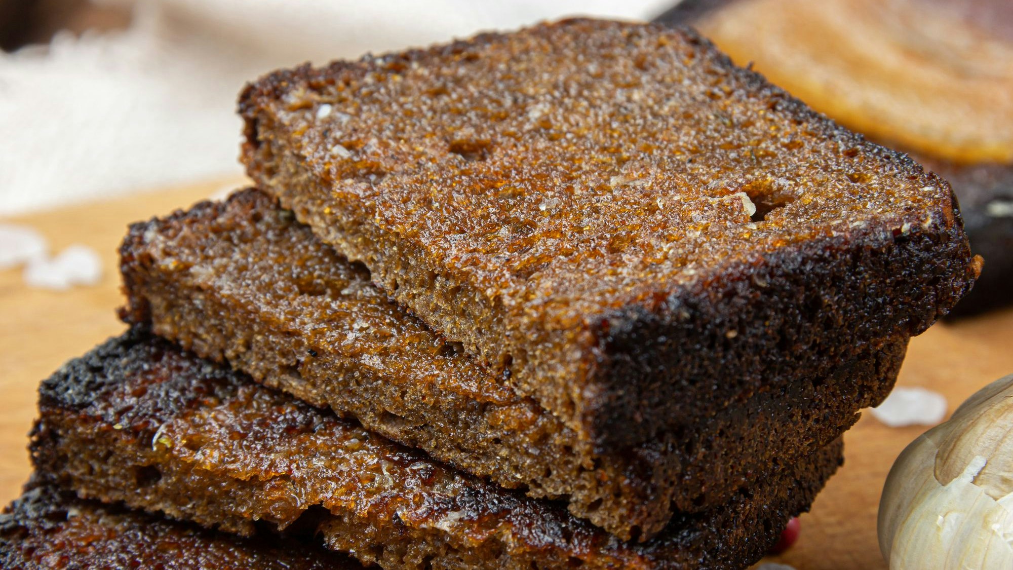 Dökkt rúgbrauð aus Island&nbsp;wird in einem Metalltopf eingeschlossen, der in der Nähe von geothermischen Quellen für 24 Stunden in der warmen Erde vergraben wird.