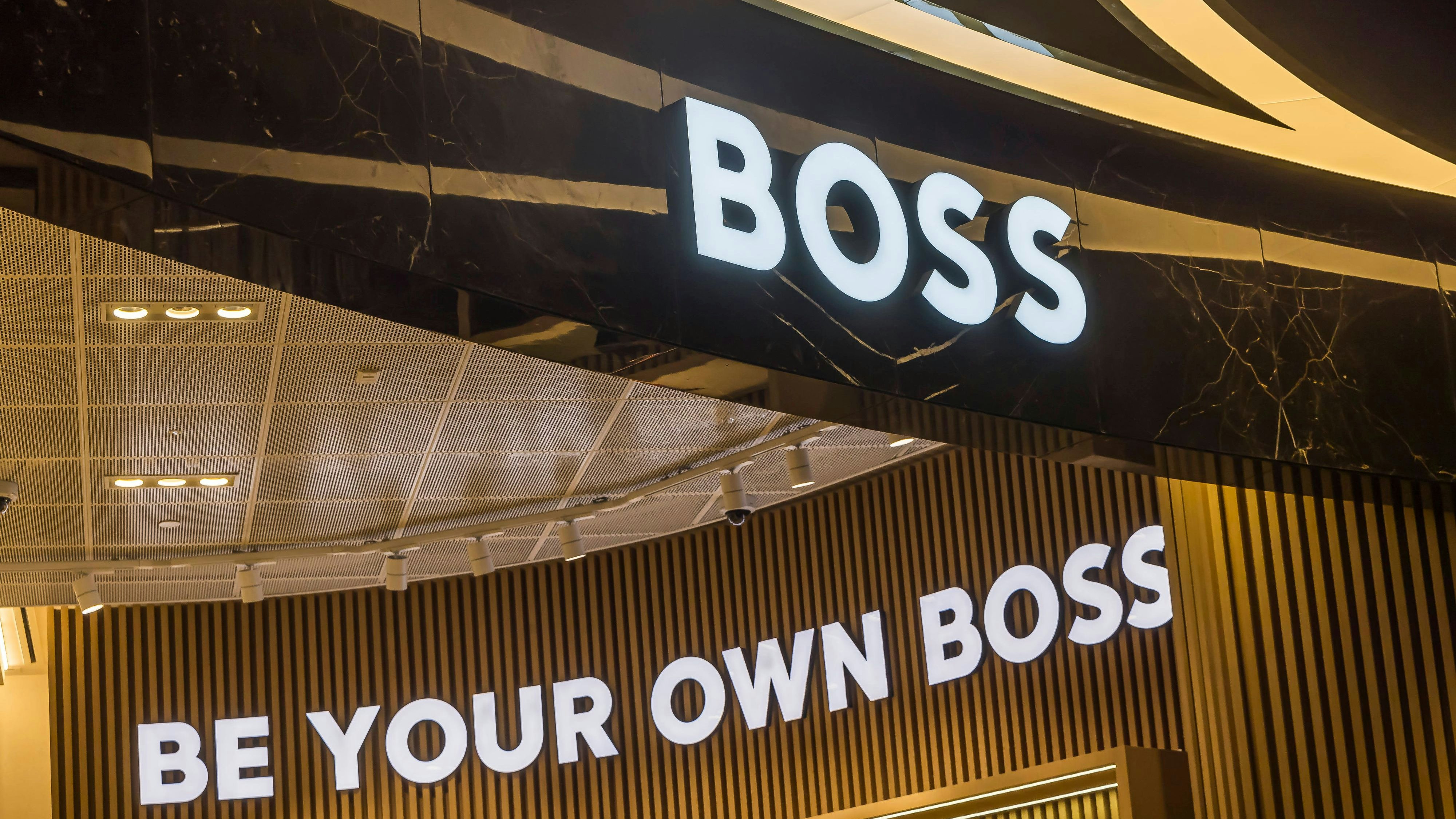 Startete man erst vor Kurzem neu und investierte massiv in Marketing und neue Filialen (wie hier am Flughafen in Abu Dhabi), ist für das deutsche Modeunternehmen aus Metzingen 2025 nicht ganz so gut gelaufen, wie man sich das gewünscht hat.