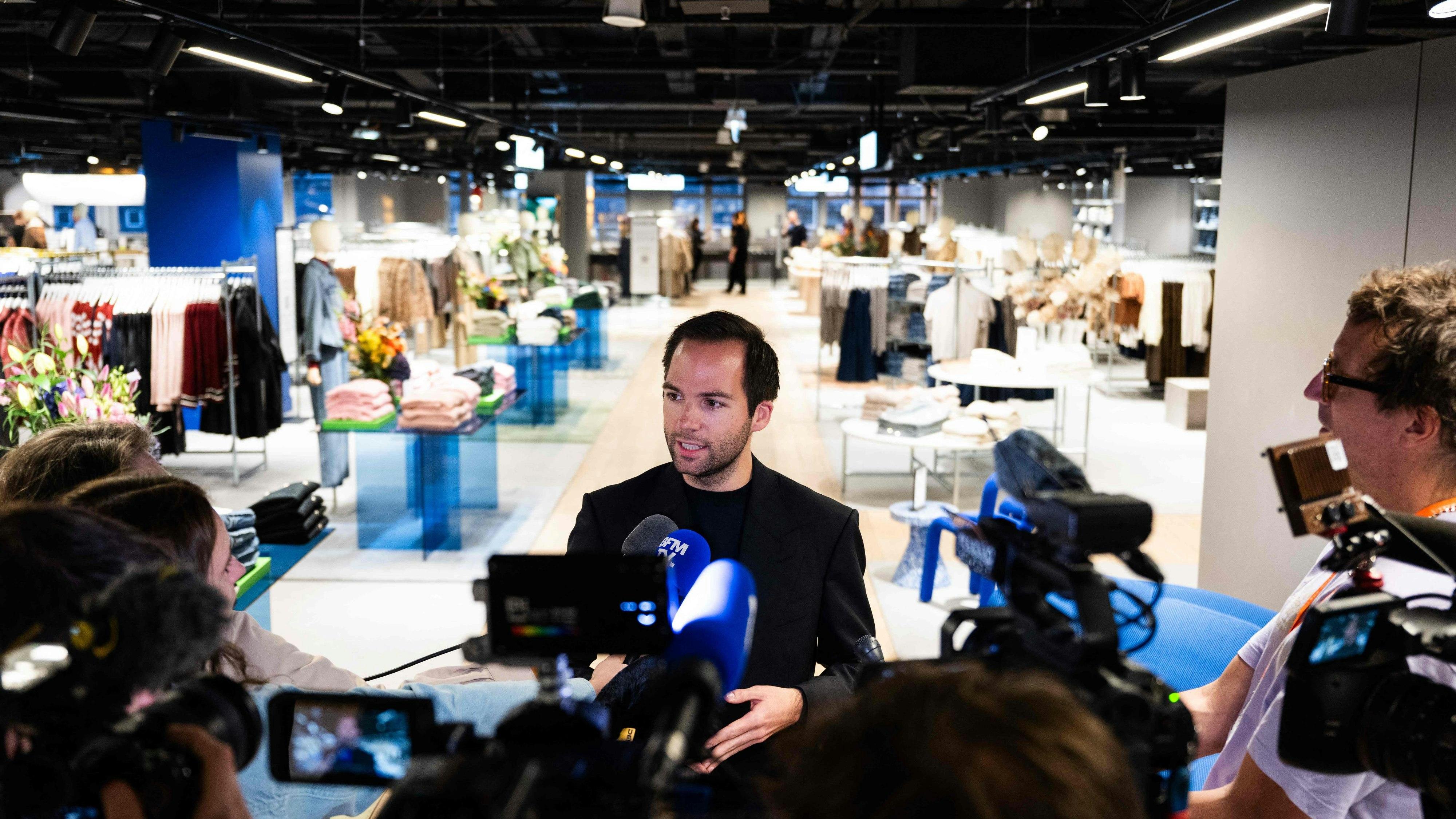 Karl-Stephane Cottendin, Director des Bazar de l'Hotel de Ville (BHV), vor dem Shein-Store
