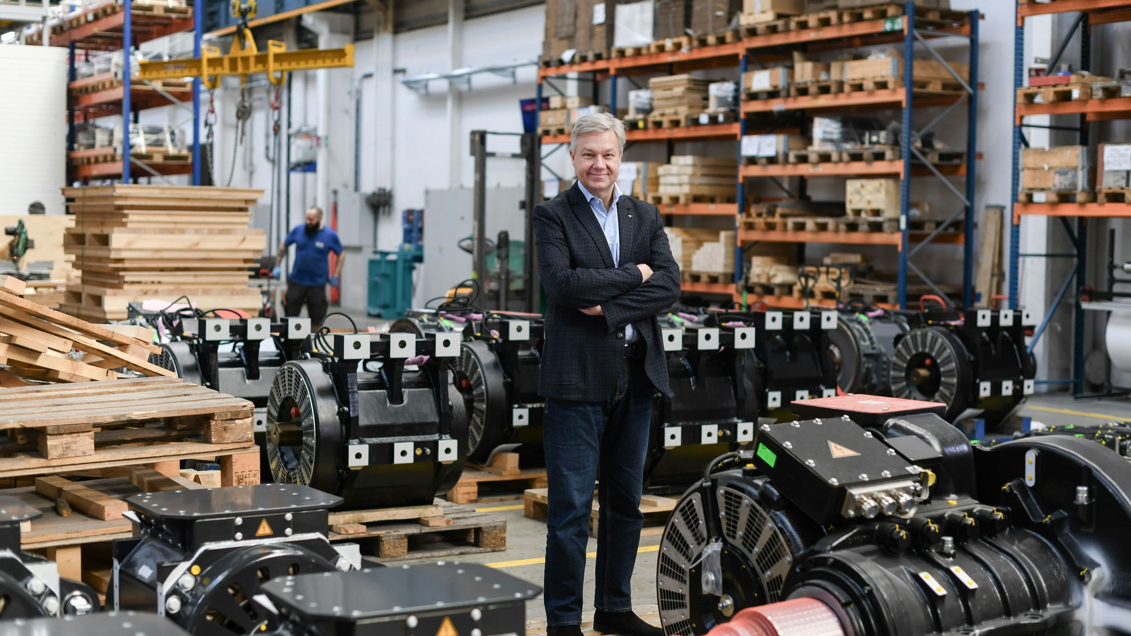 Robert Tencl in der Werkshalle der Traktionssysteme Austria GmbH in Wiener Neudorf.