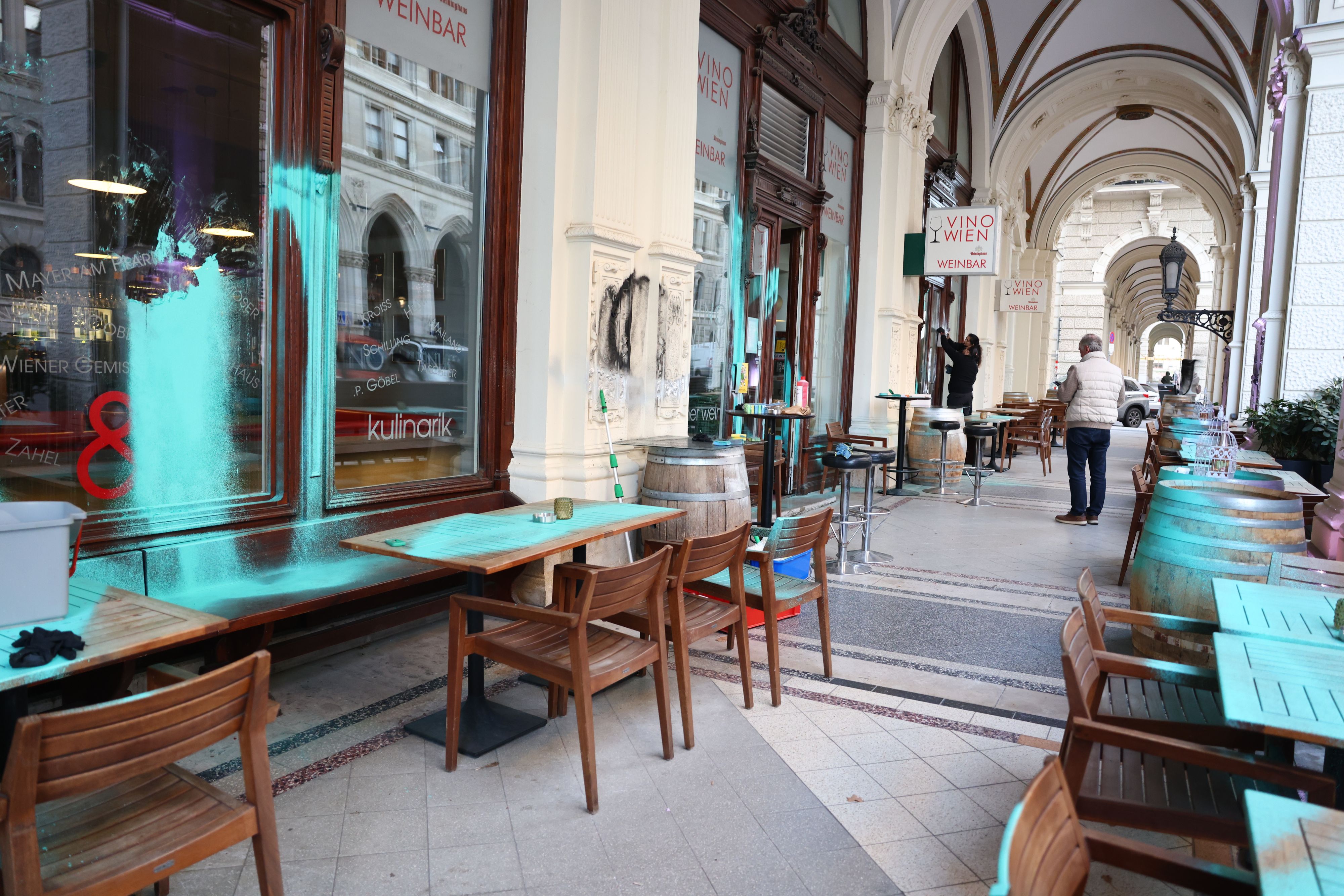 Die Weinbar gegenüber des Wiener Rathauses wurde zwei Mal beschmiert.