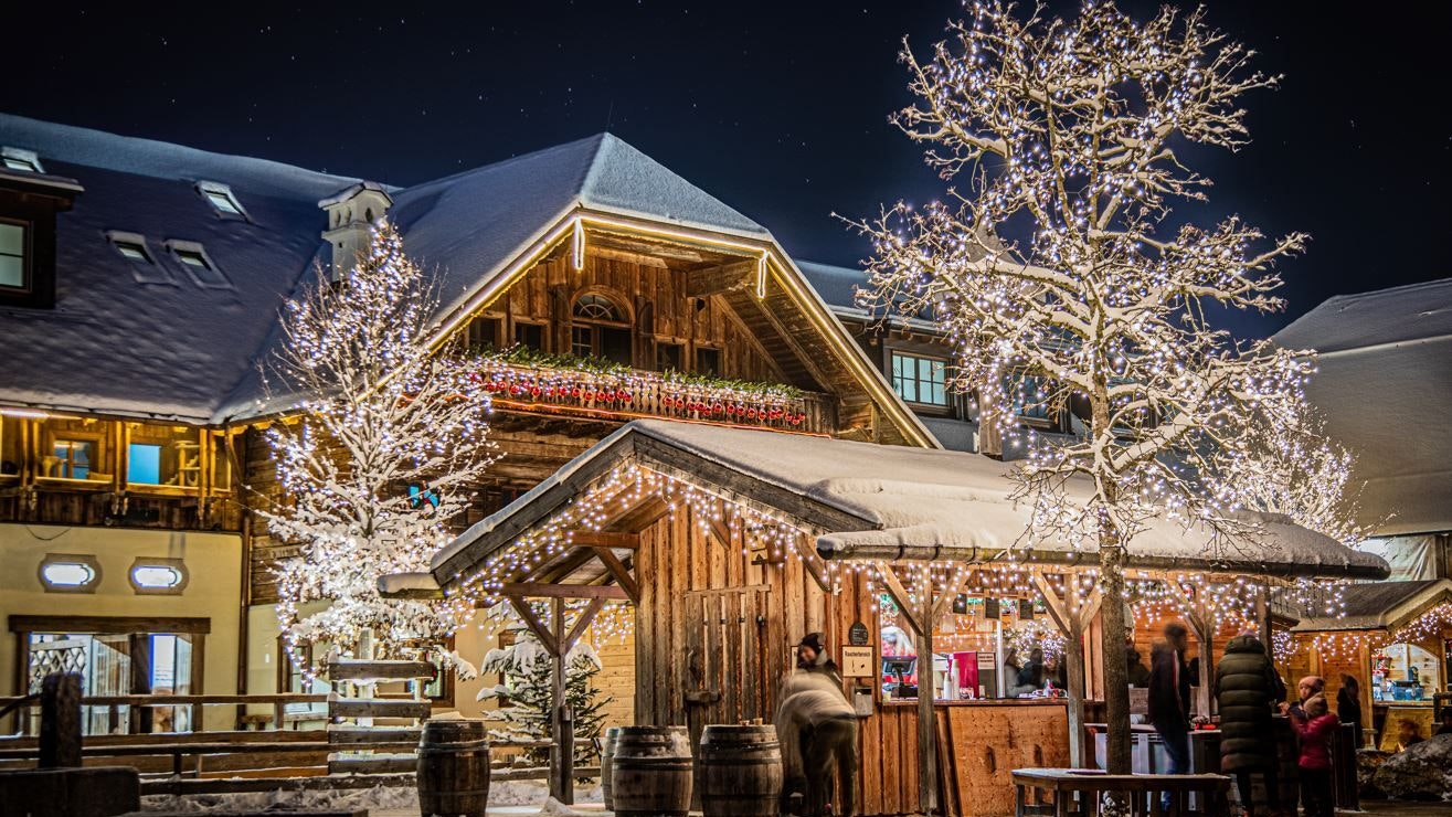 Wenn es dunkel wird, hat der Hof einen ganz besonders weihnachtlichen Flair. 