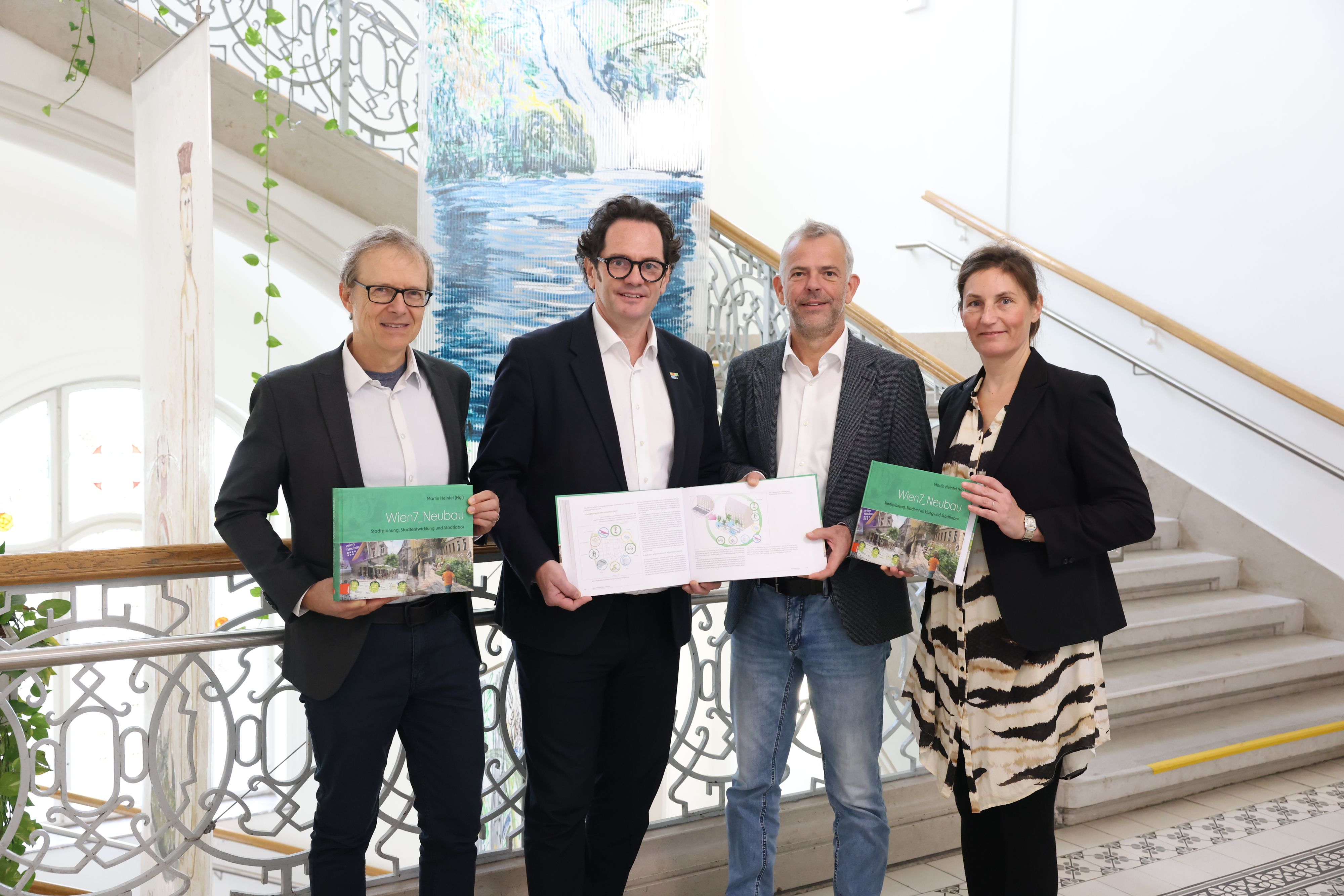 Forscher Christoph Hofinger, Bezirksvorsteher Markus Reiter (m.), Herausgeber Martin Heintel (2.v.r.), TU-Professorin Sabine Knierbein.