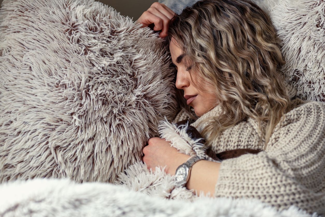 Mit einigen Kissen, Plüschtieren, Decken und einem großen Spannleintuch steht das 